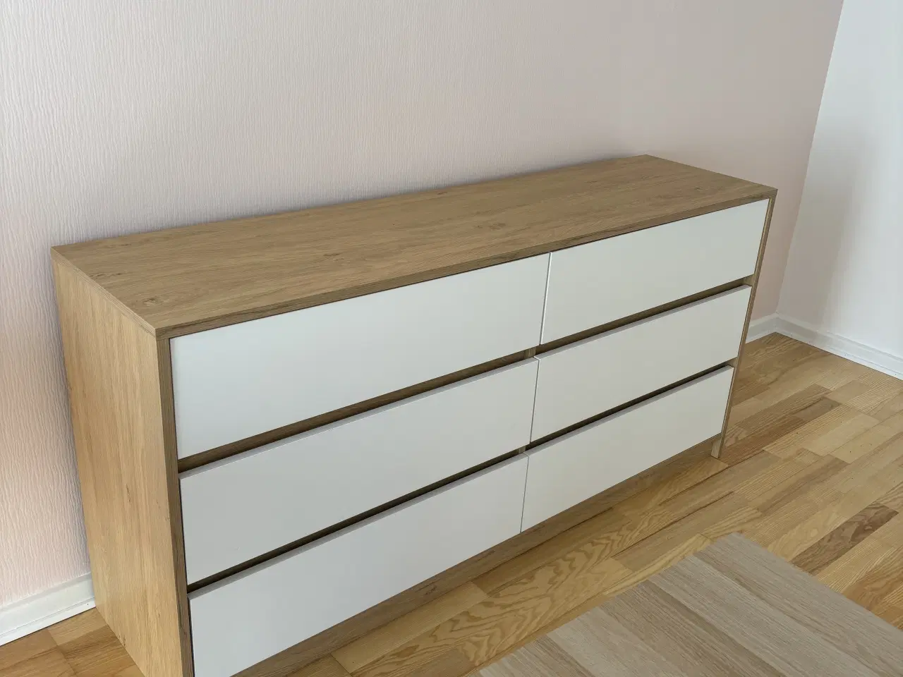 Billede 3 - Kommode i træ med hvide skuffer