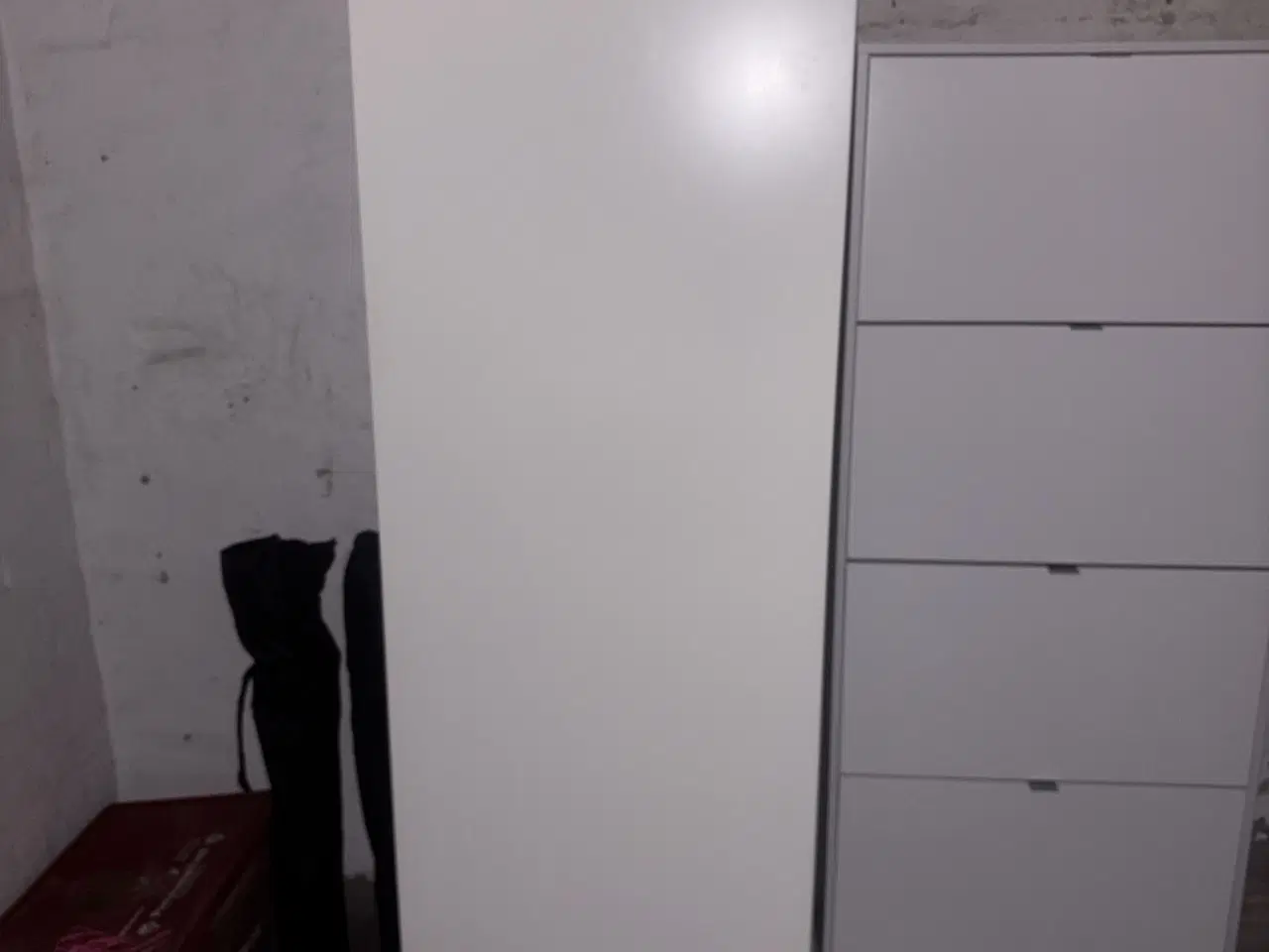 Billede 1 - Hvidt kosteskab / rengøringsskab