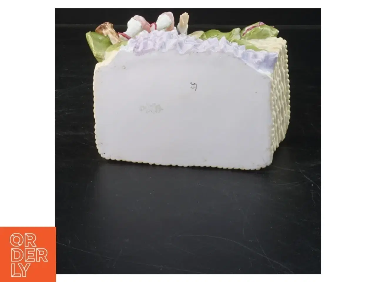Billede 2 - Dekorativ keramisk figurvase med dreng (str. 15x12x8 cm)