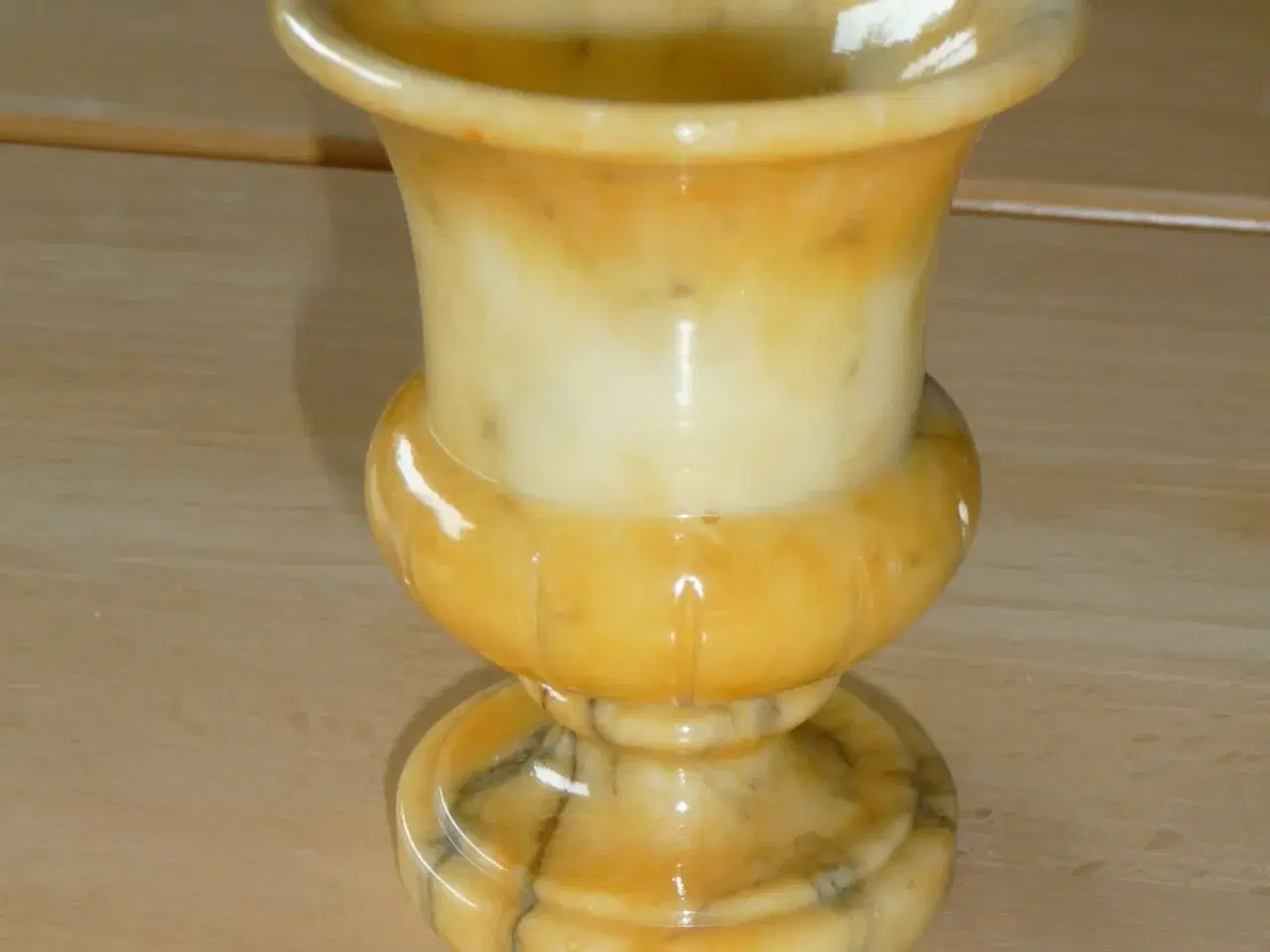 Billede 1 - gul marmor bæger/pokal 9 cm høj