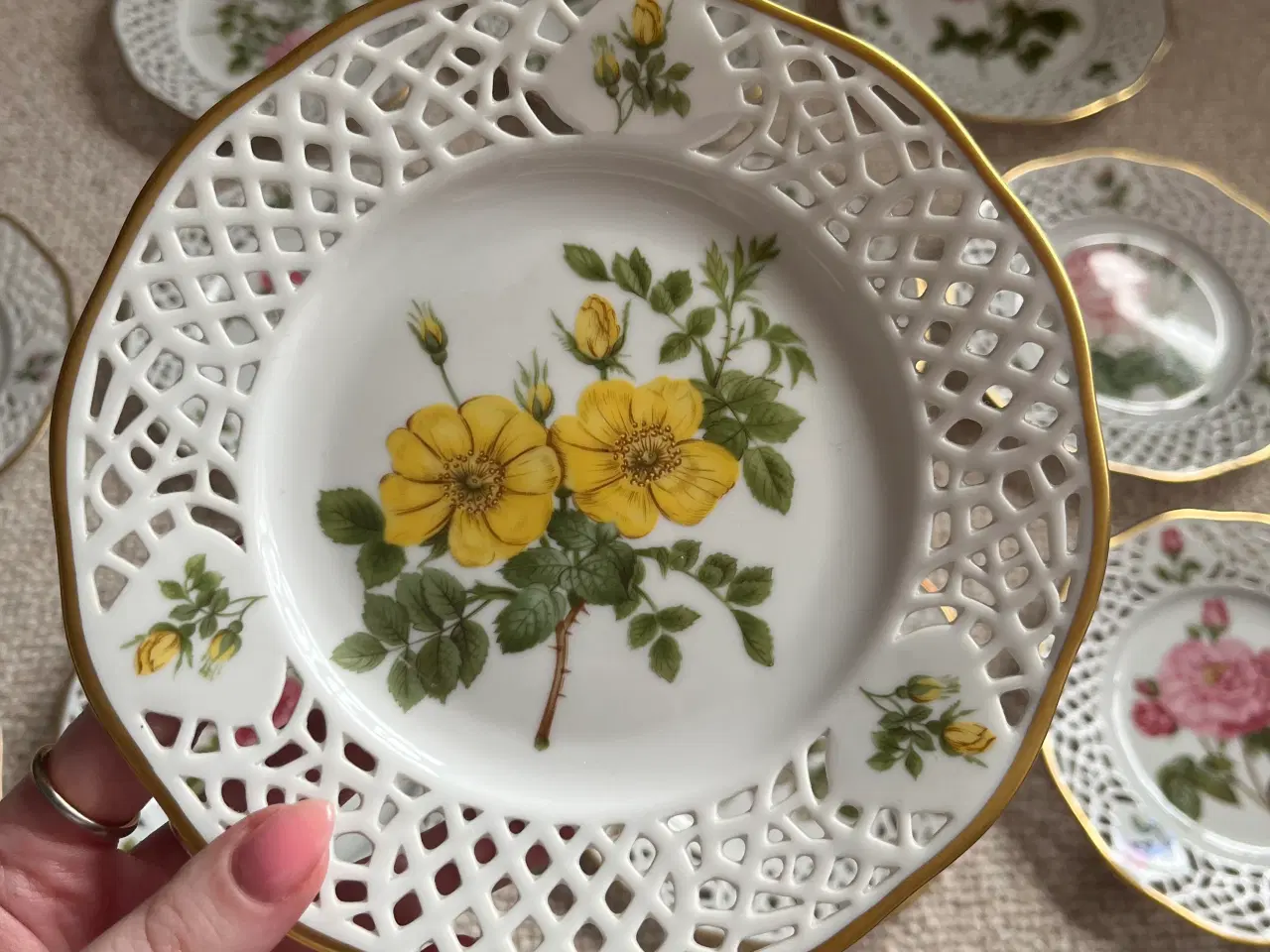Billede 2 - Svaneholm platter/desserttallerkner med blomster