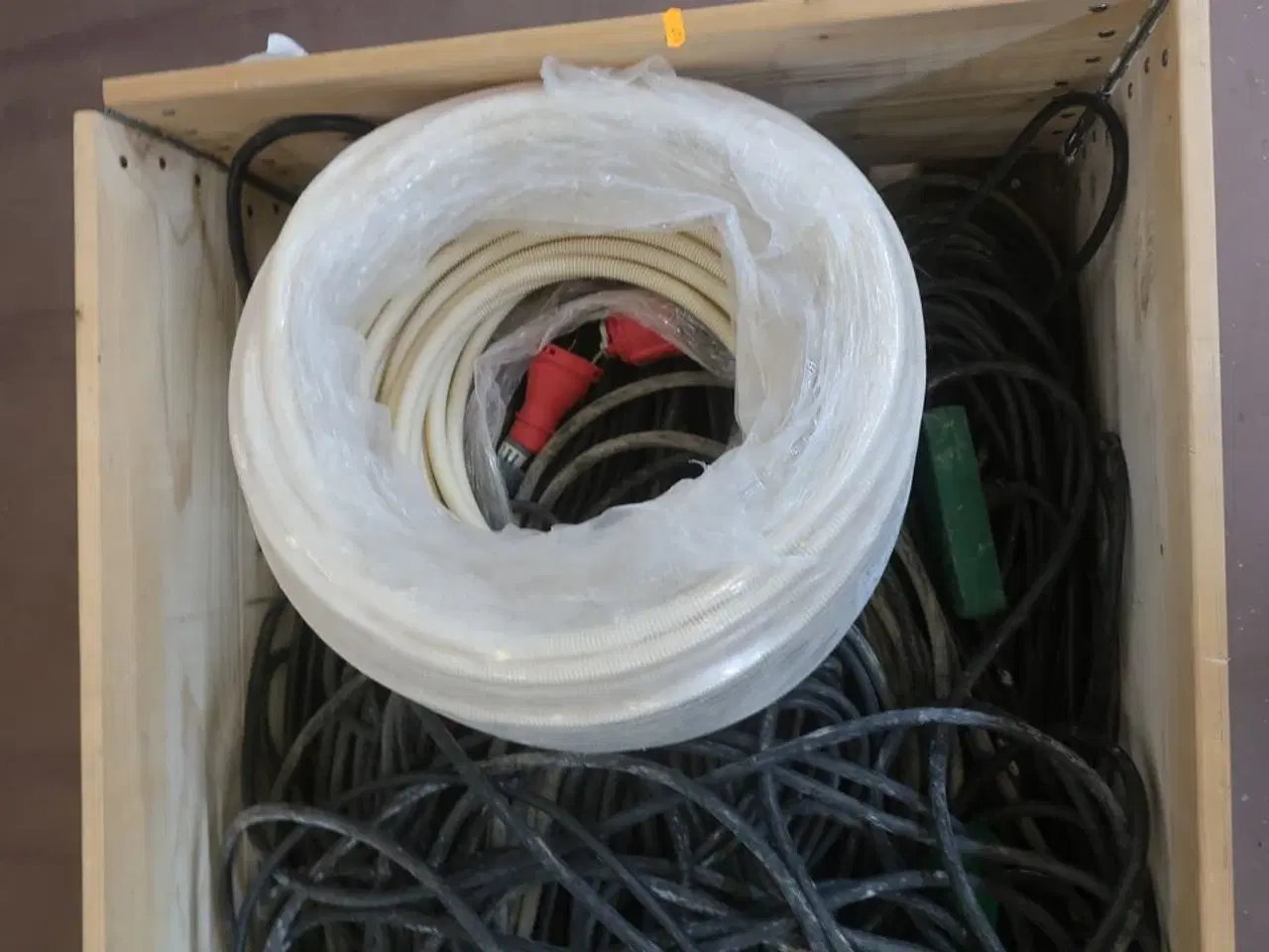 Billede 3 - Indhold på palle, kabler