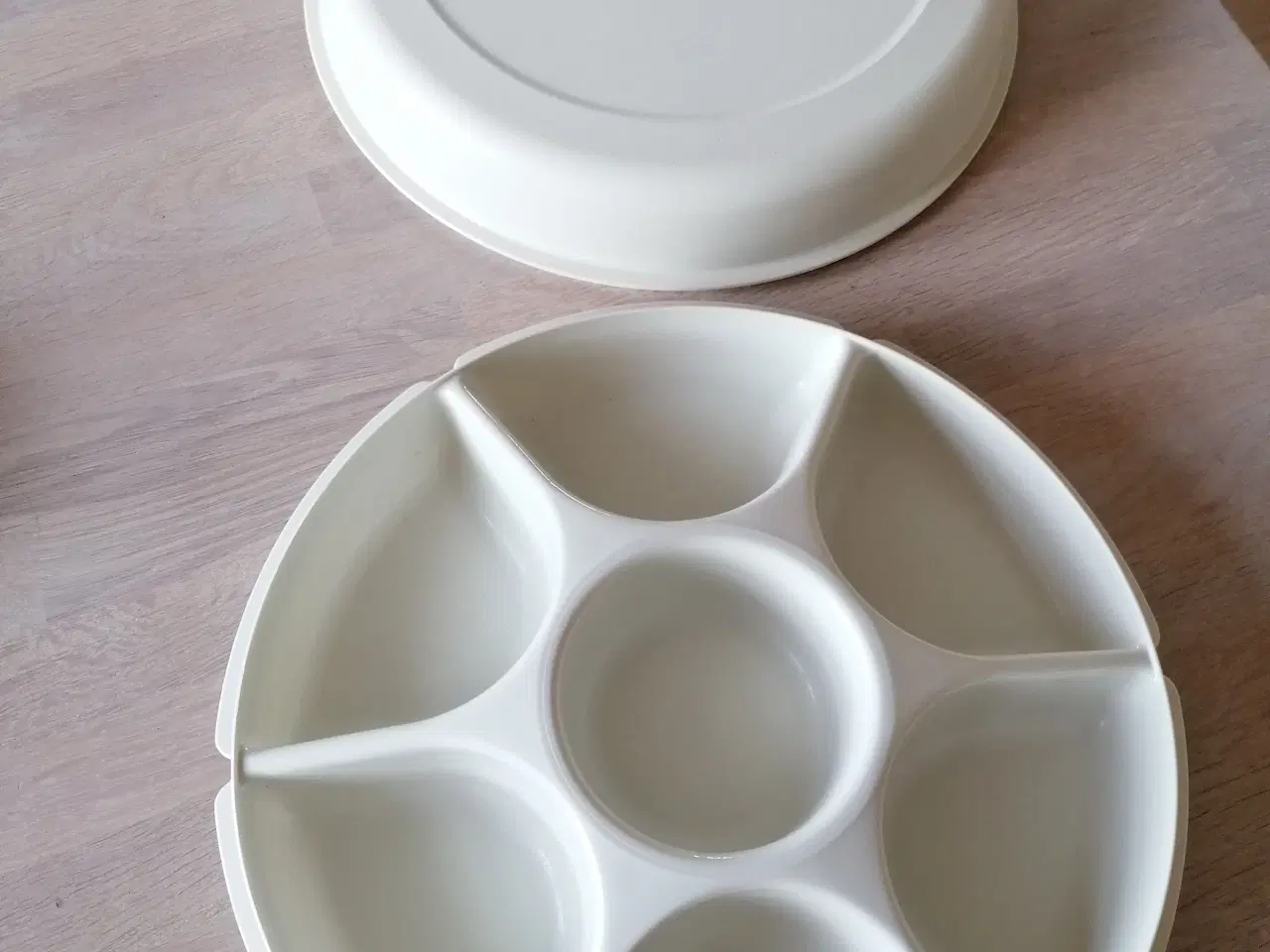 Billede 1 - Tupperware rumdelt serveringsfad