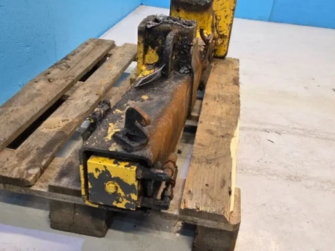 Billede 13 - New Holland LB115B Støtteben R.  87376352