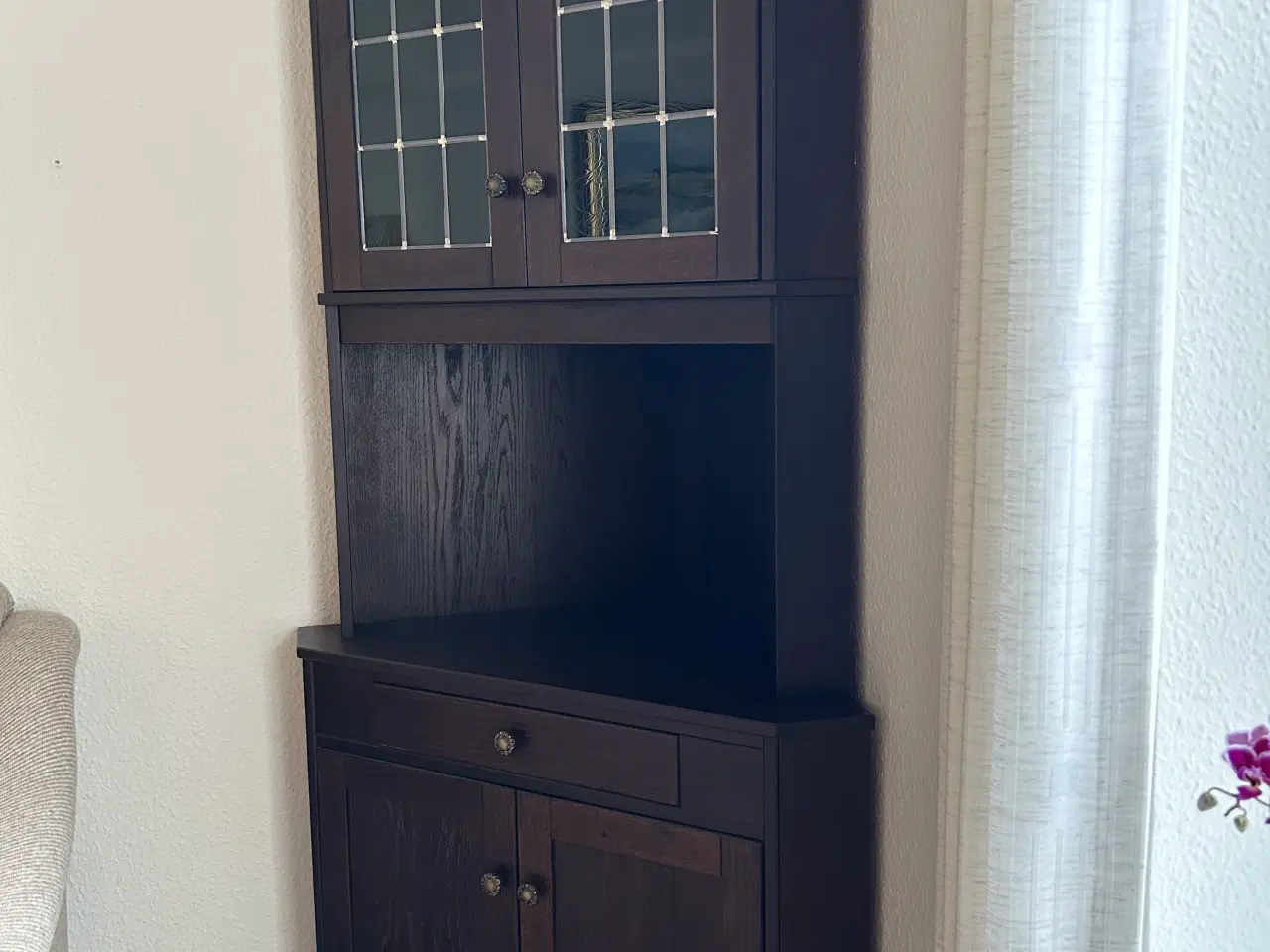 Billede 2 - Hjørneskab i mørkt træ