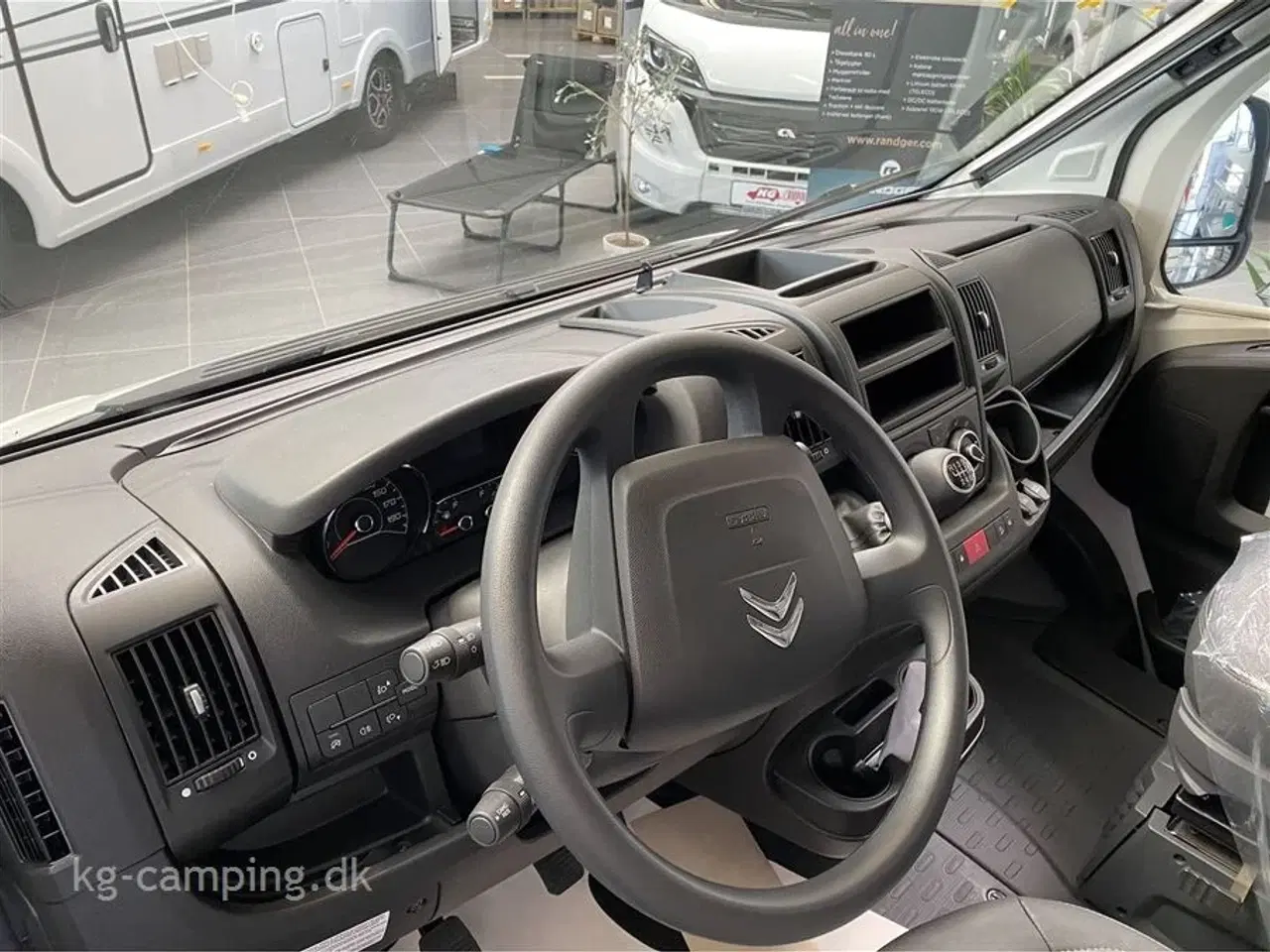 Billede 4 - 2023 - Adria Coral AXESS 650 DL   NY Adria Coral Axess 650 – 2023 | Moderne, Rummelig og Køreklar!