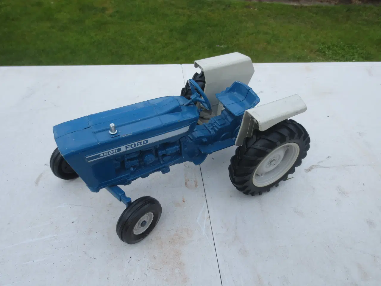 Billede 2 - 1 stk Modeltraktor    Ford 4600 og 4 hjulet vogn  