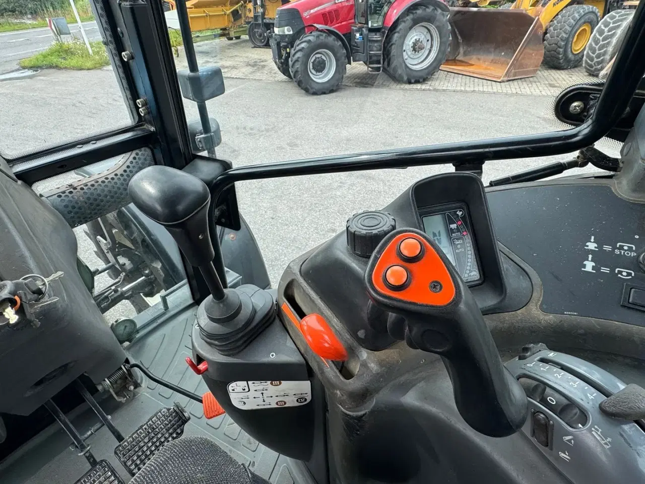 Billede 17 - New Holland TM 165  KUN 4000 TIMER OG AFFJEDRET KABINE!