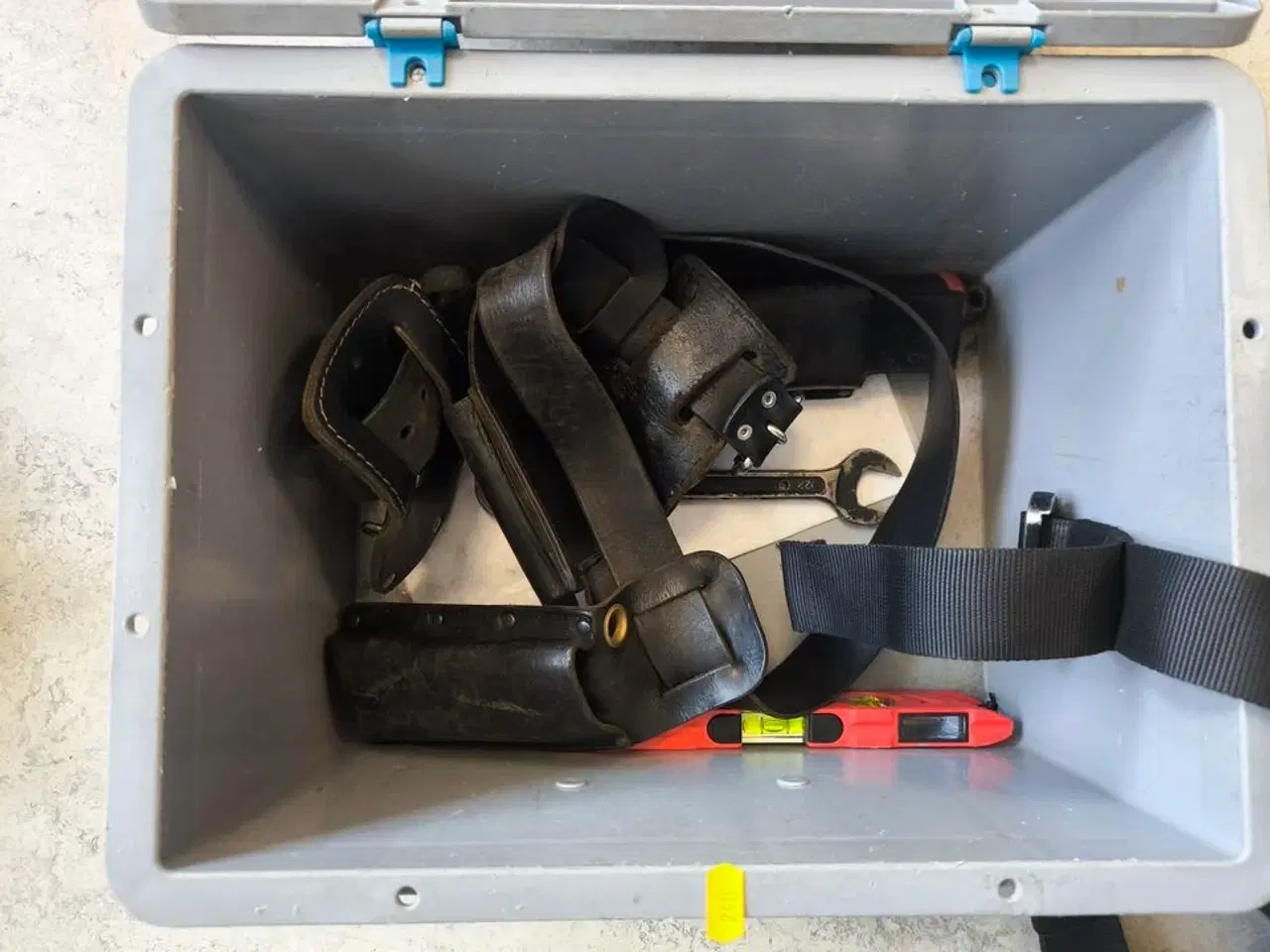 Billede 1 - Kasse m. sikringsgrej samt div.