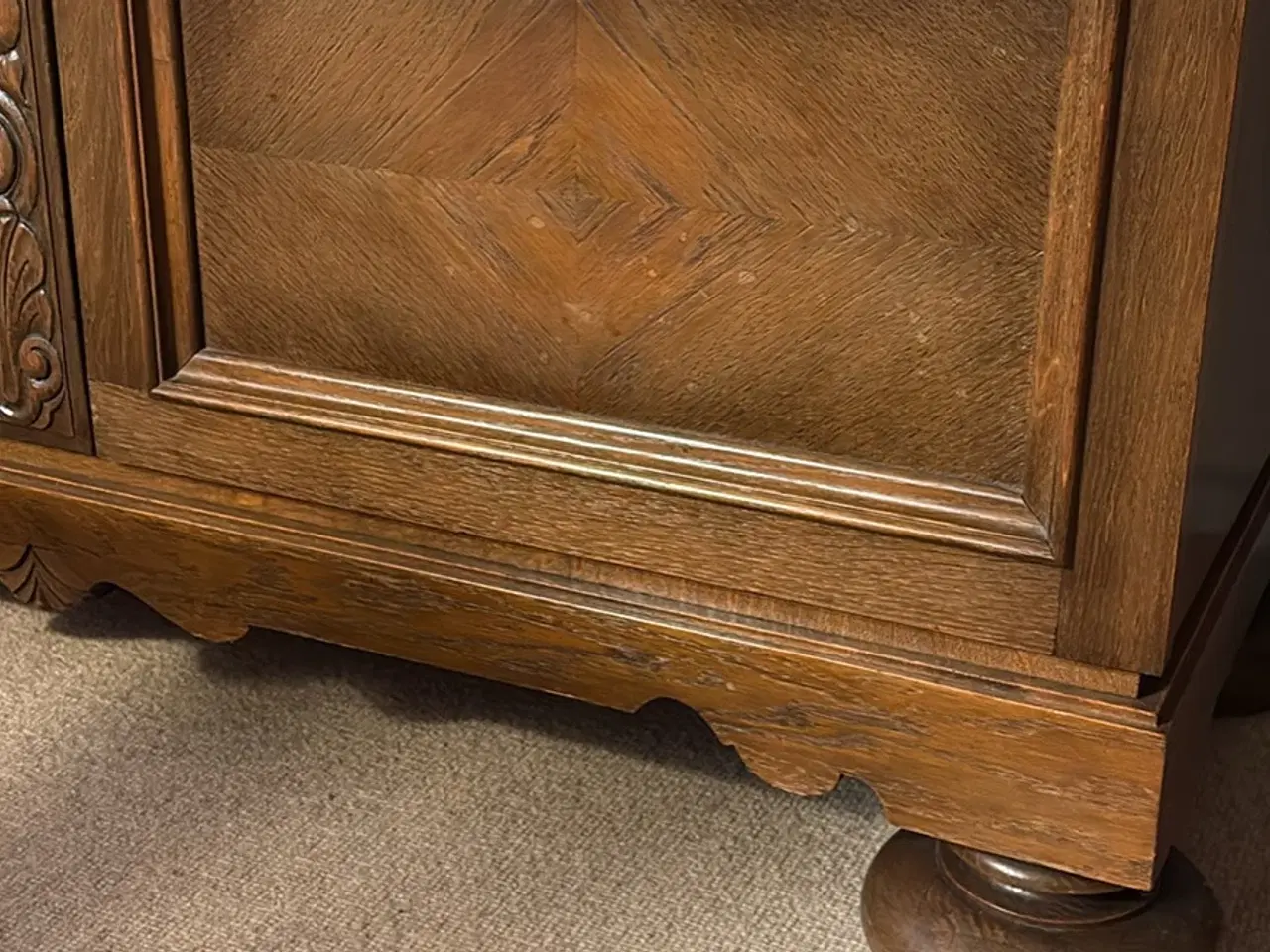 Billede 2 - Lav skænk med unikke udskæringer i mørkt træ