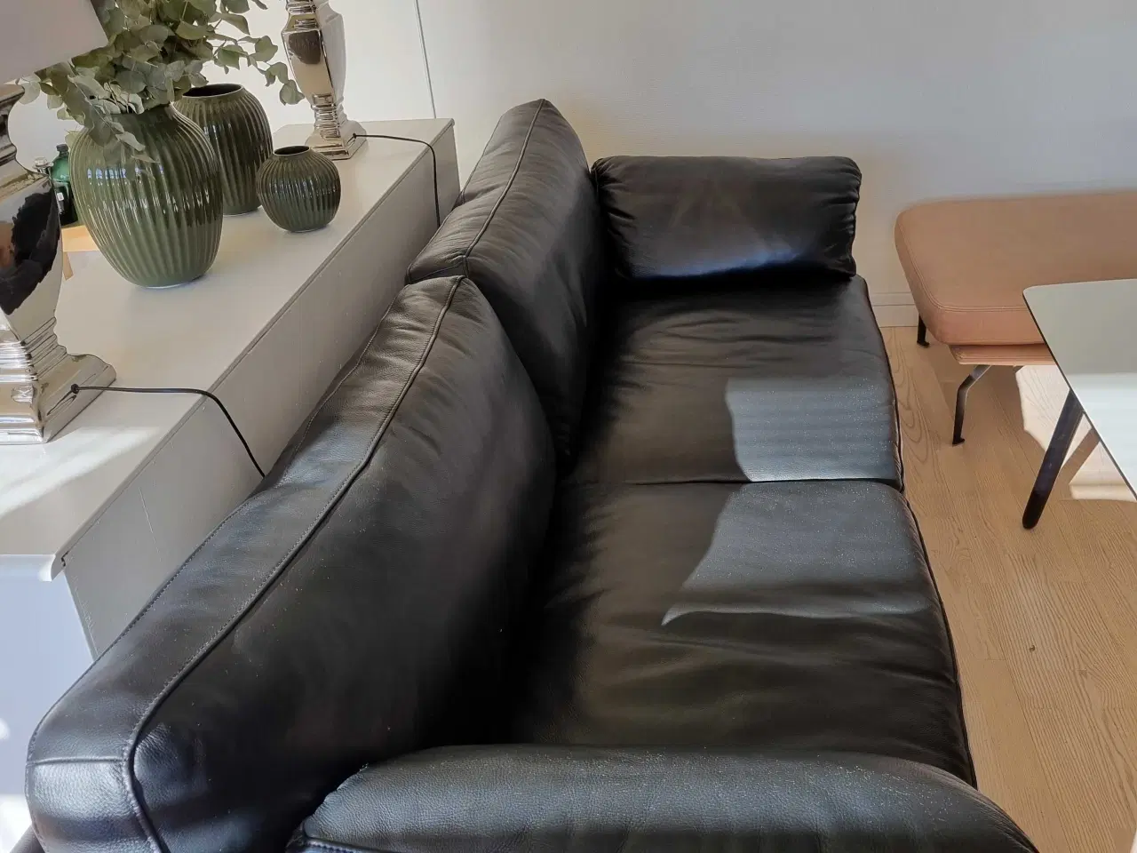 Billede 4 - 2 sorte læderaofaer 2,5 og 3 pers.