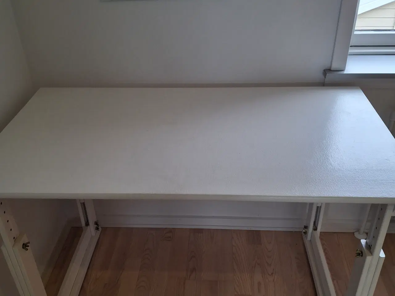 Billede 2 - Fed skrivebord der kan stilles i højde og skråtsti