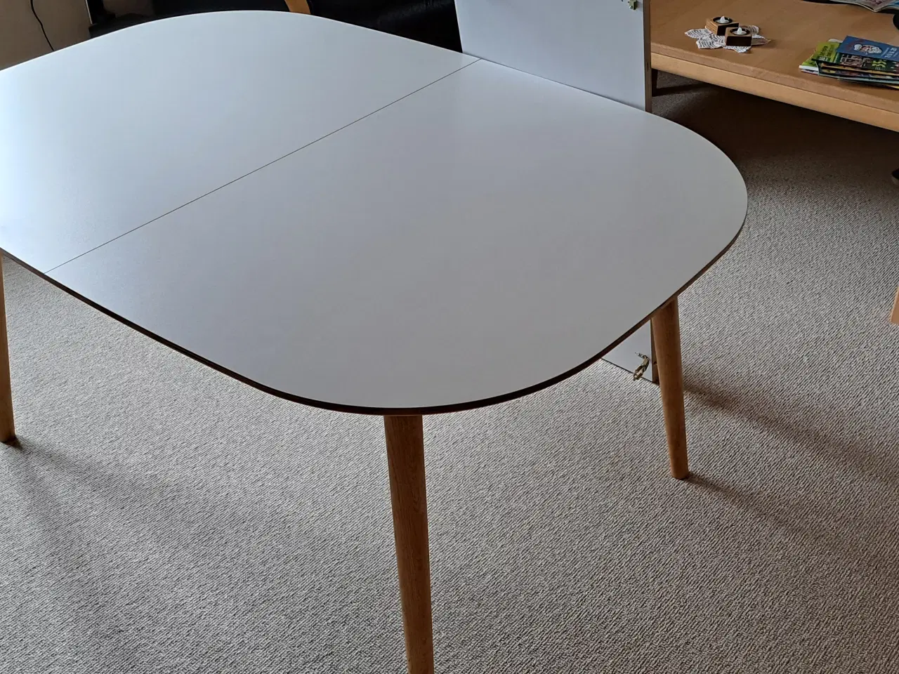 Billede 2 - Flot spisebord i hvid laminat.