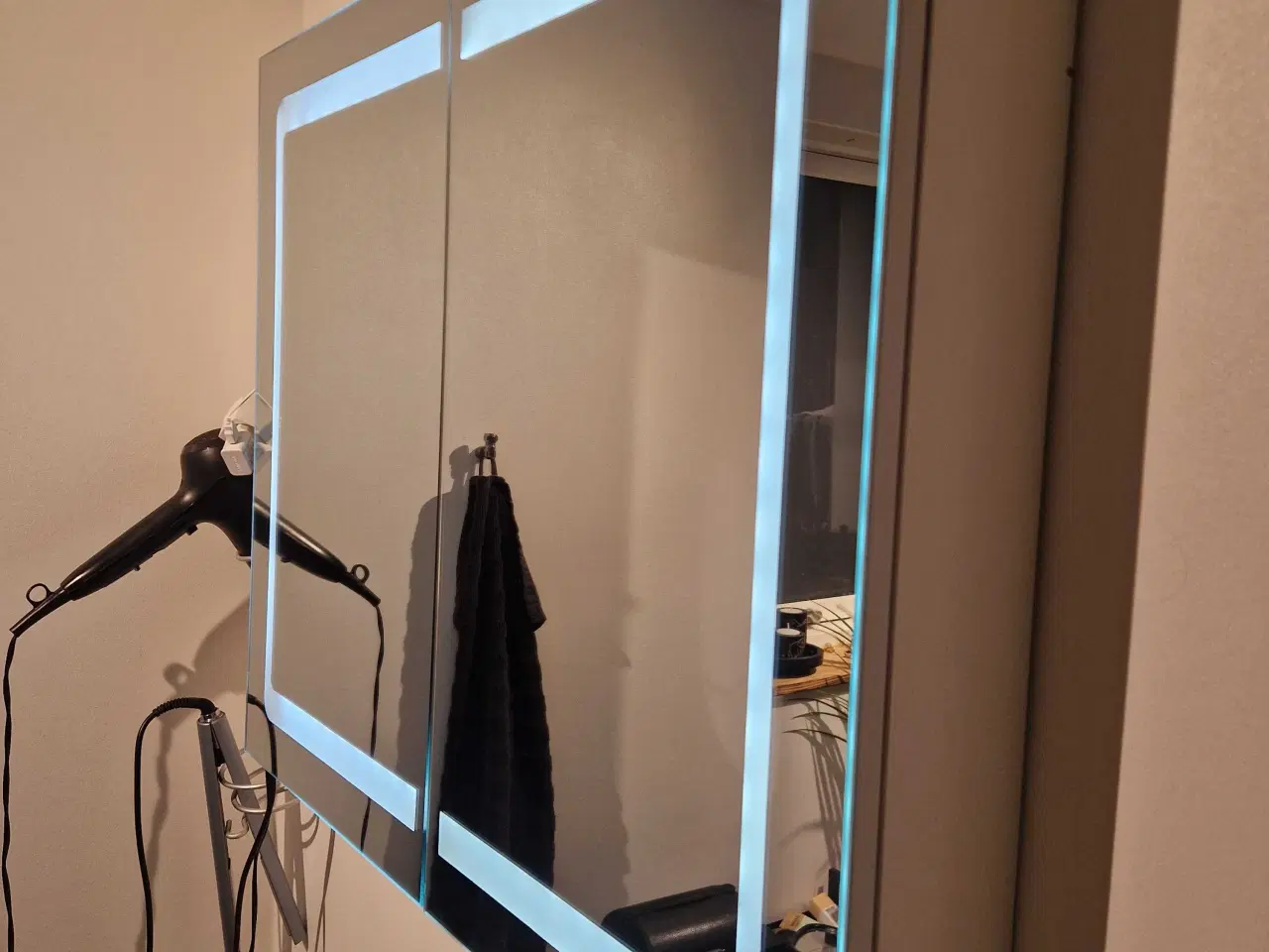 Billede 2 - 80x68 2 stk spejl skab m LED lys