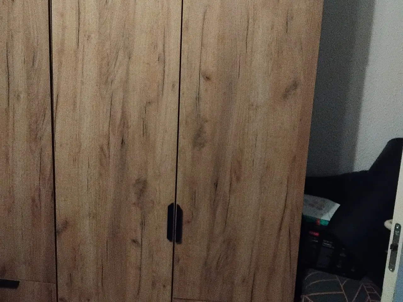 Billede 2 - Klædeskabet  med overskabe 