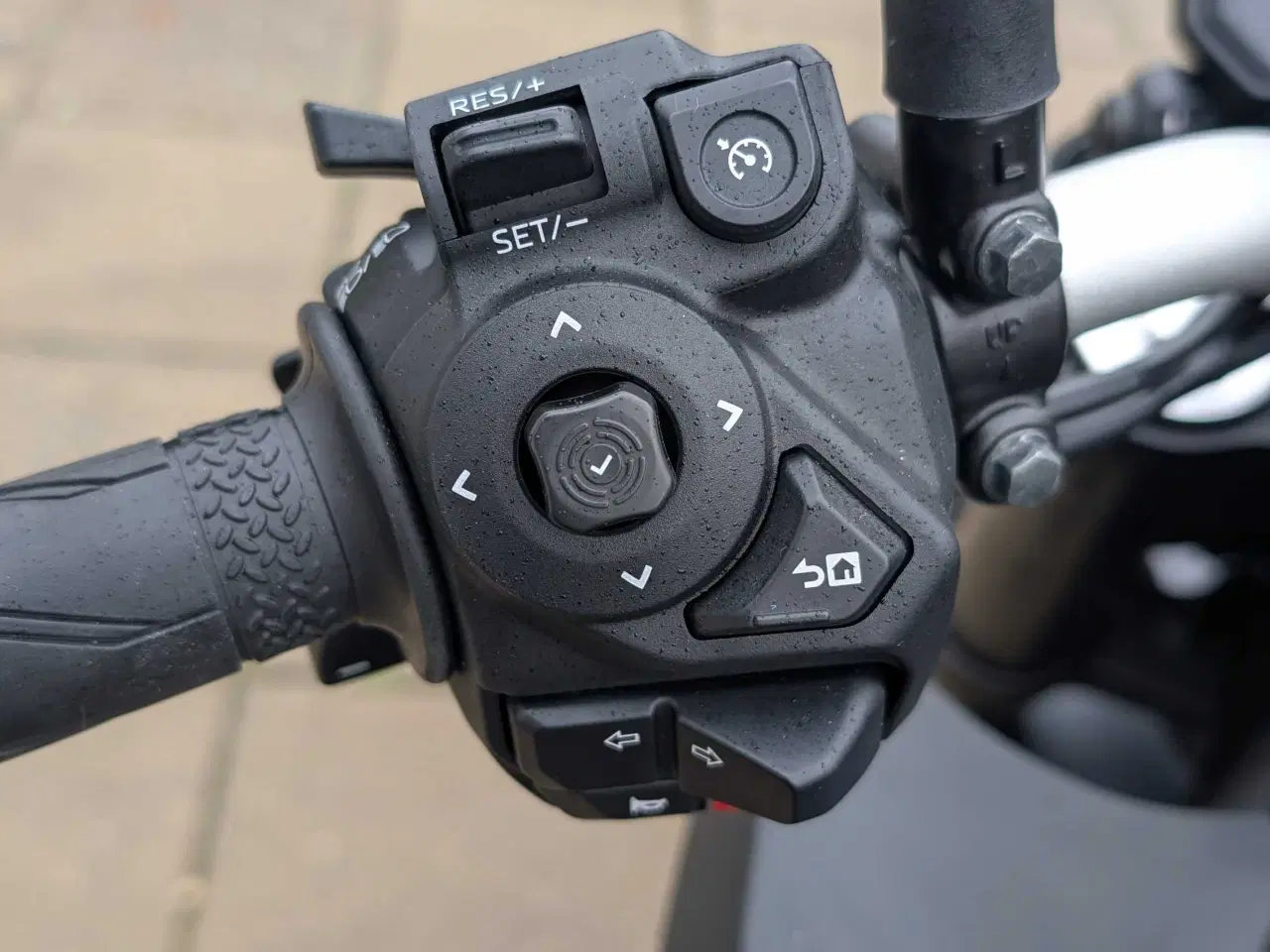 Billede 6 - Næsten ny 2025 Yamaha MT-07 Y-AMT – Sort – Kun 880