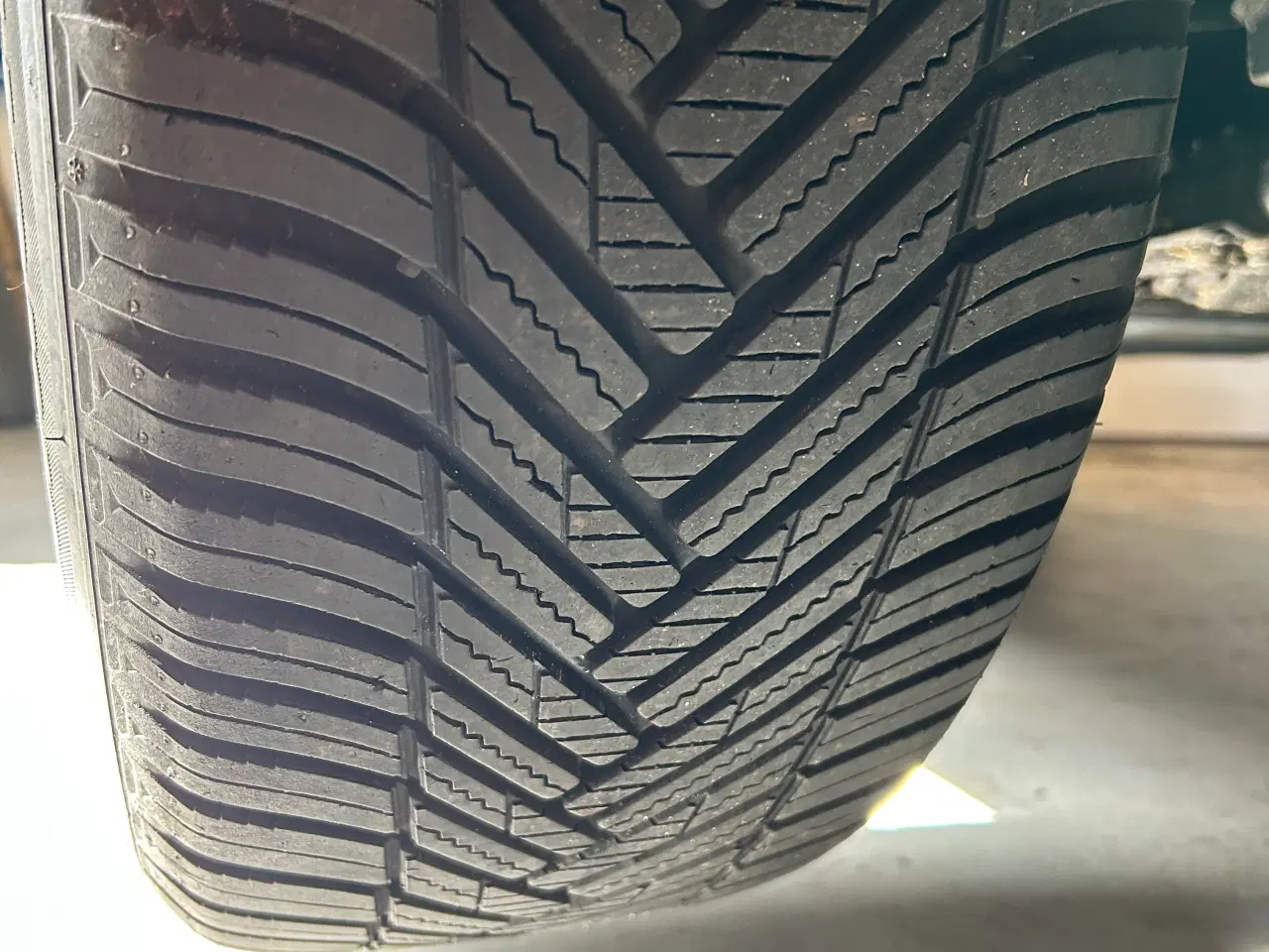 Billede 5 - VW 17" Alu-fælge monteret med næsten nye Helårsdæk