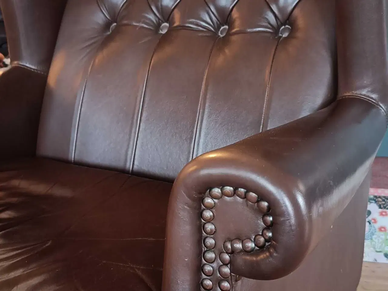 Billede 2 - Lænestol i Chesterfield look