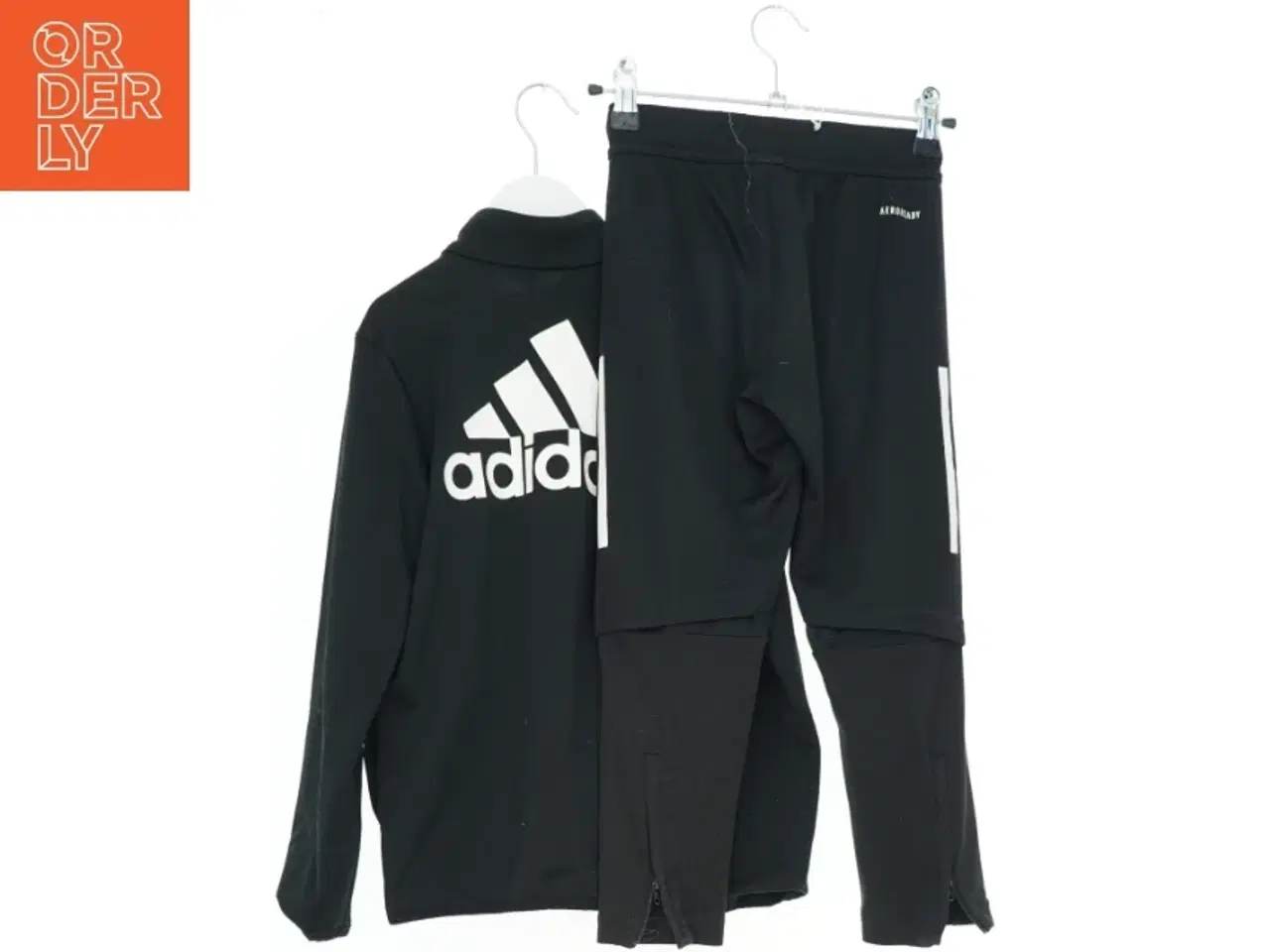 Billede 2 - Adidas: Sort træningsdragt fra Adidas fra Adidas (str. 122)
