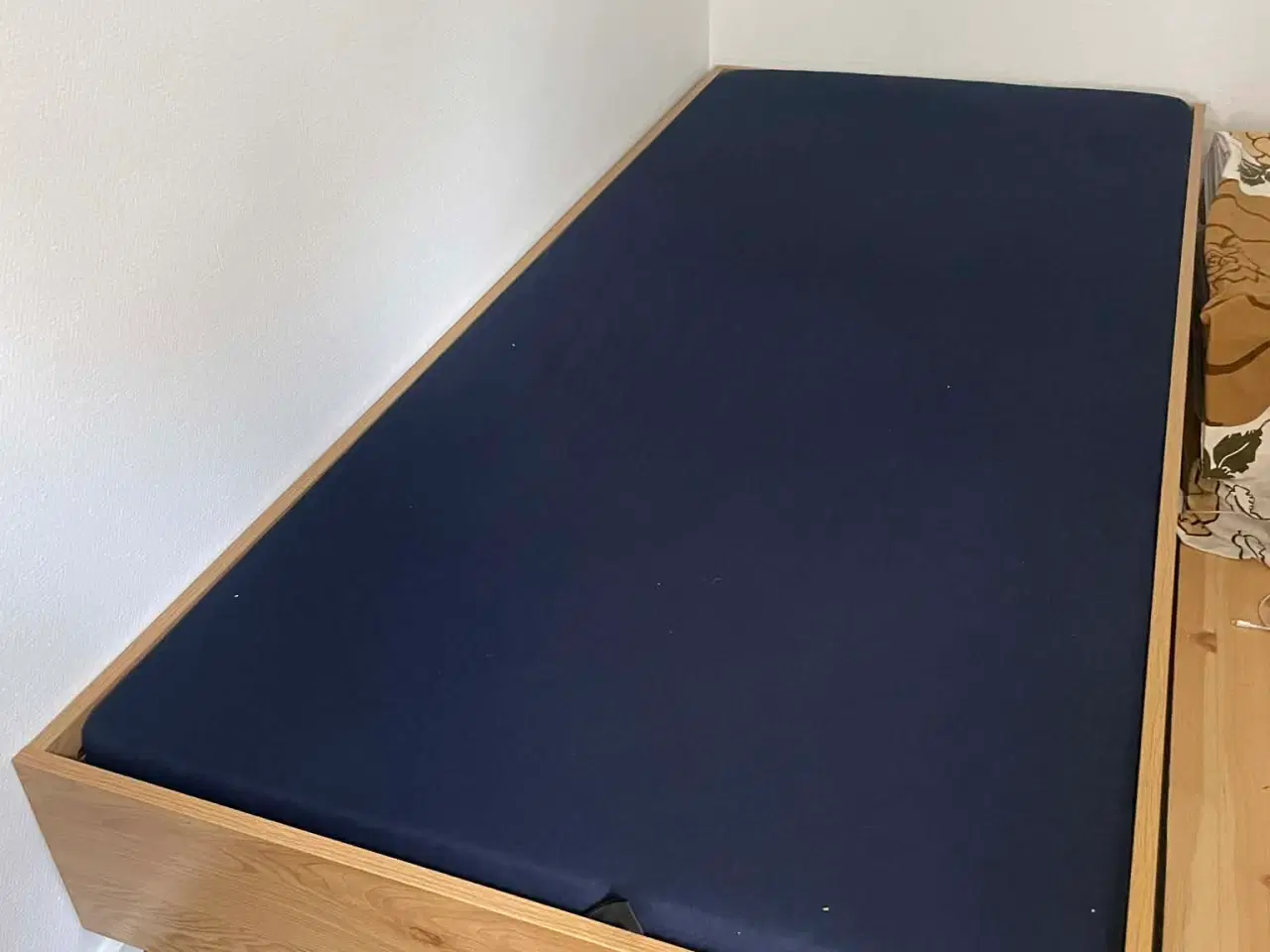Billede 1 - Seng  Ellinge fra Jysk med opbevaring 