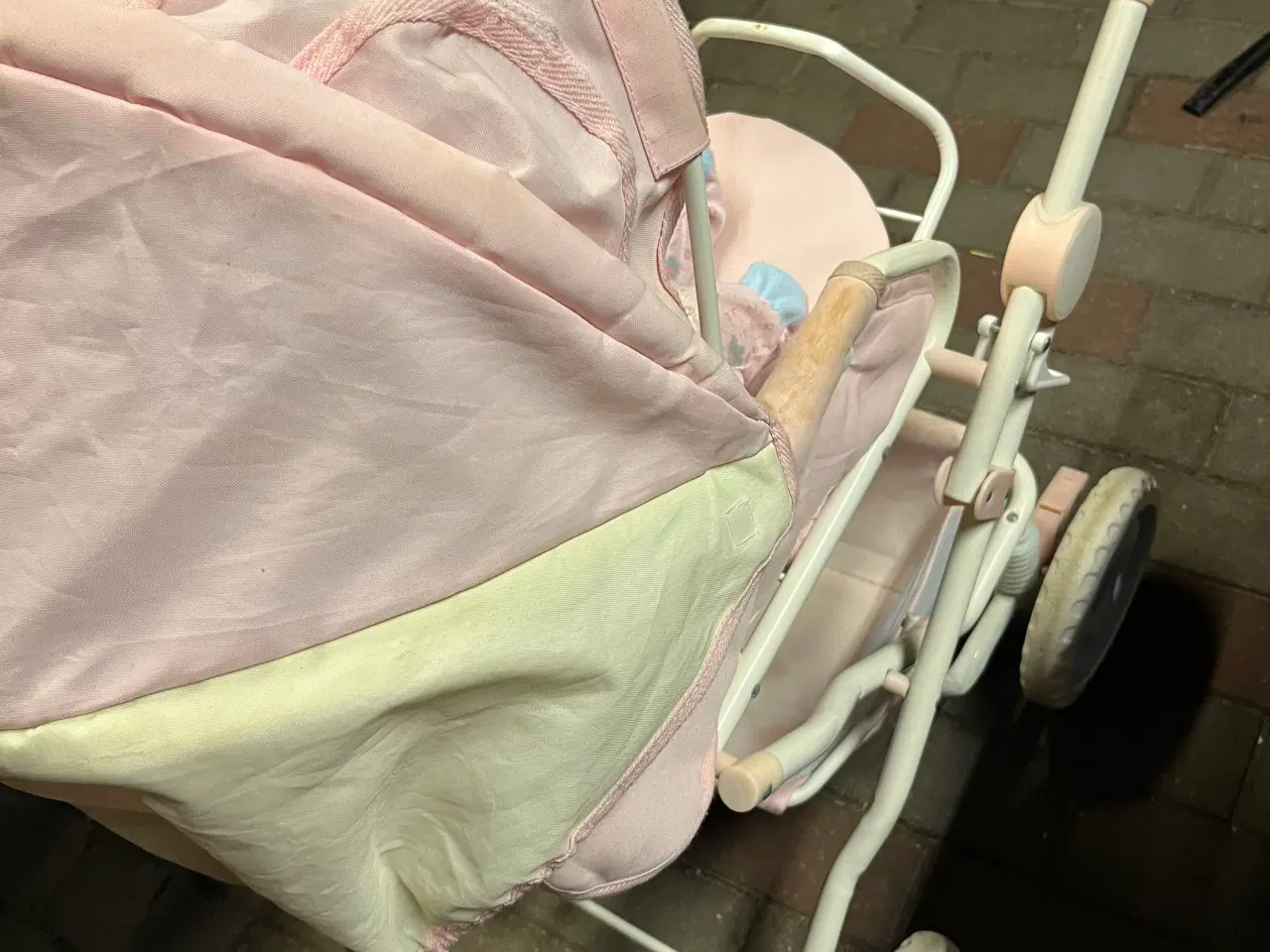 Billede 2 - Dukke vogn + dunke Sælges