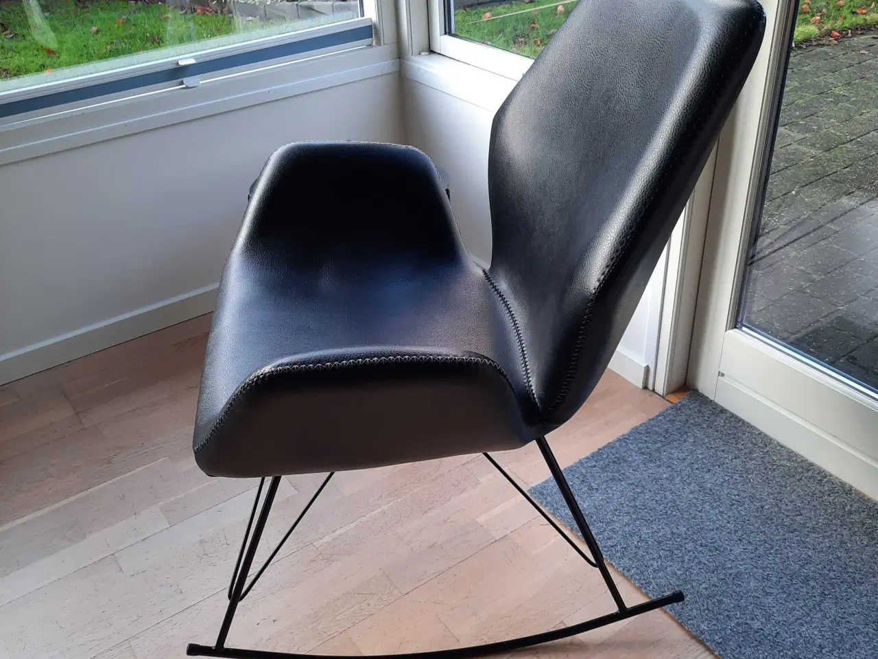 Billede 3 - Bayville gyngelænestol inkl. bord sælges