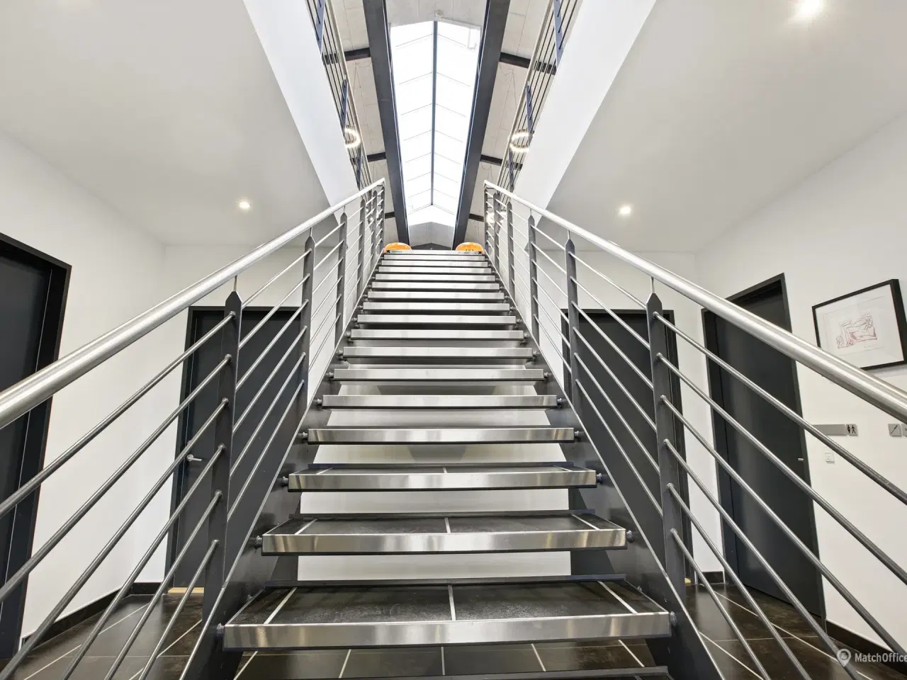 Billede 15 - Meget indbydende lager og kontor tæt på lufthavnen