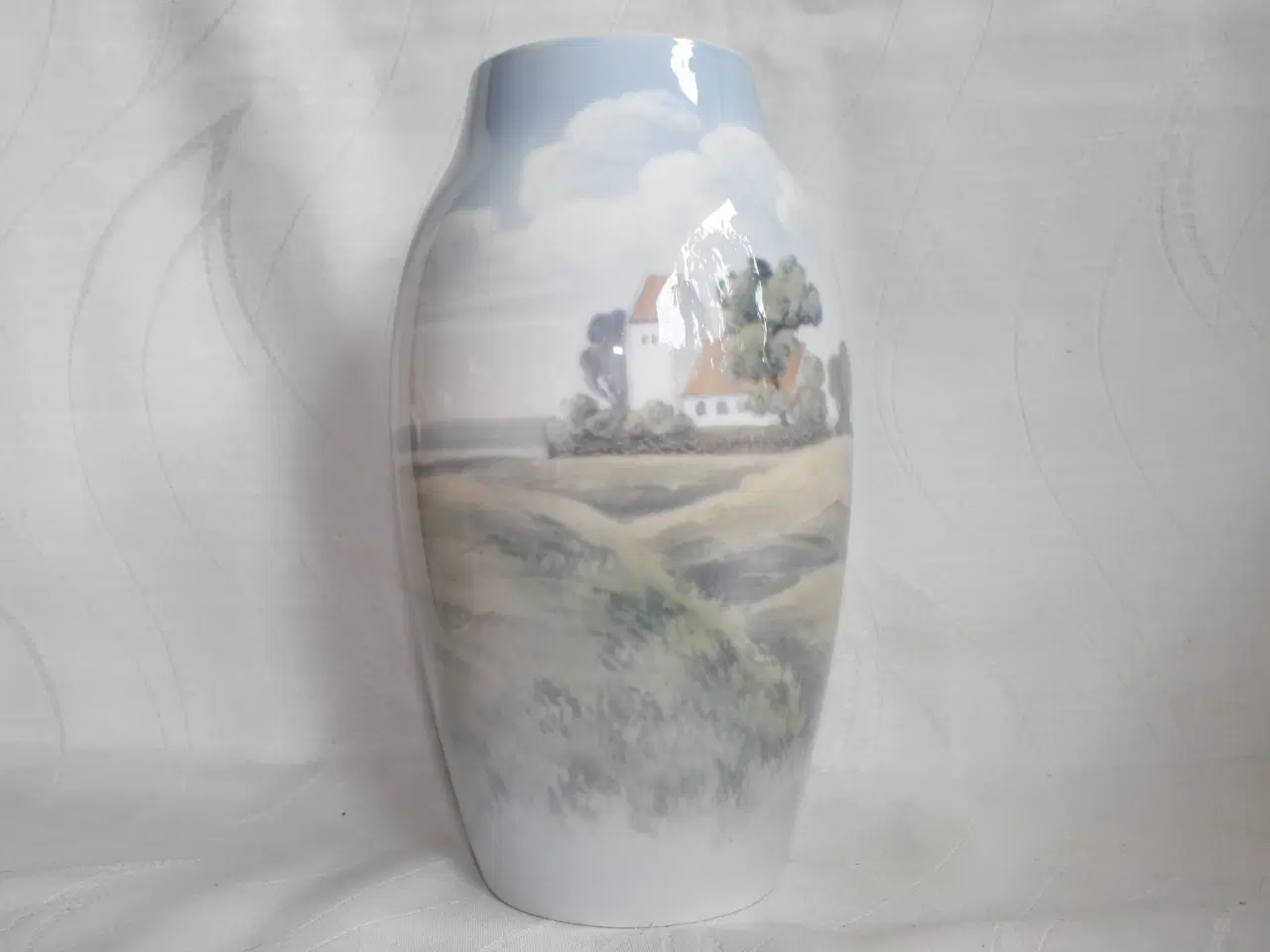 Billede 8 - Vase med landskab med kirke, Bing & Grøndahl
