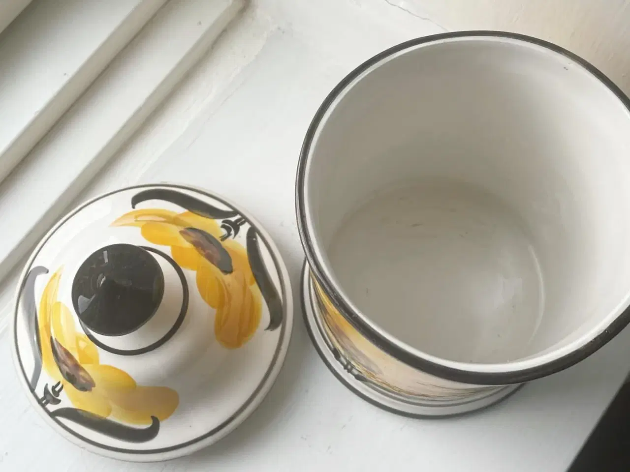 Billede 4 - Opbevaringskrukke m solsikker, fajance, NB