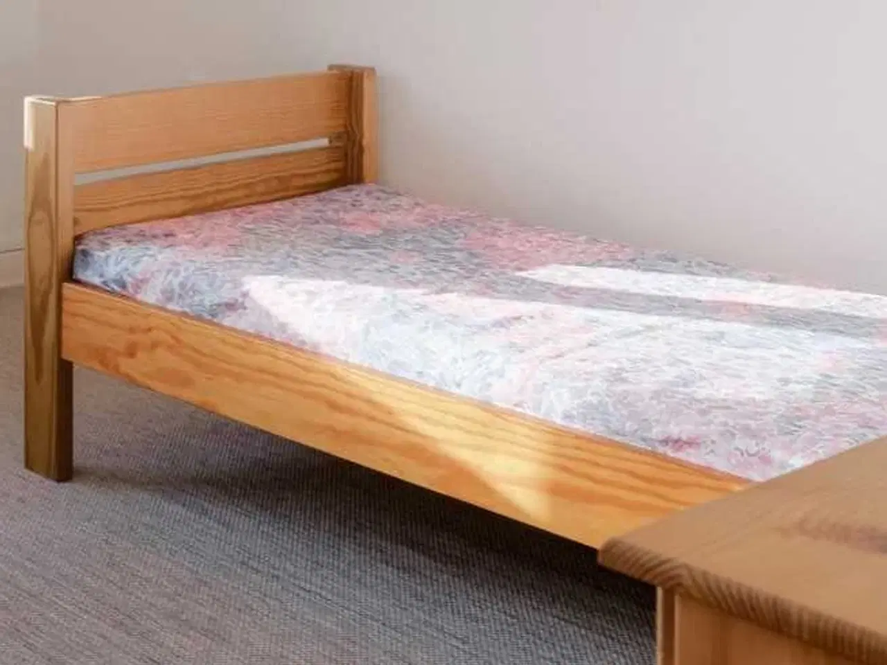 Billede 1 - Fint blomstret sengetæppe