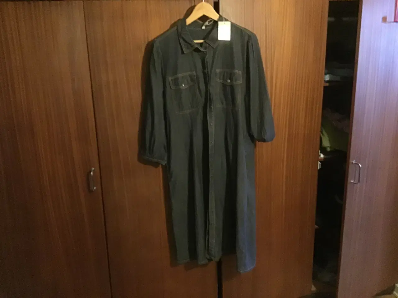 Billede 1 - Fejl køb Ny kjole med trykknapper .