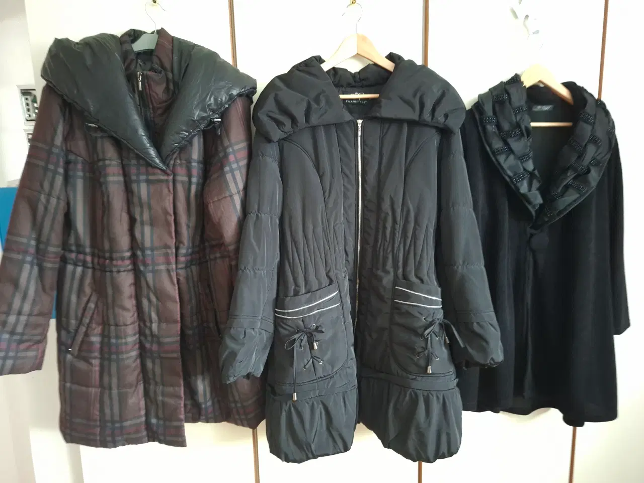 Billede 3 - Diverse  Strik +Vinterjakker Alle 3 er Nye incl po