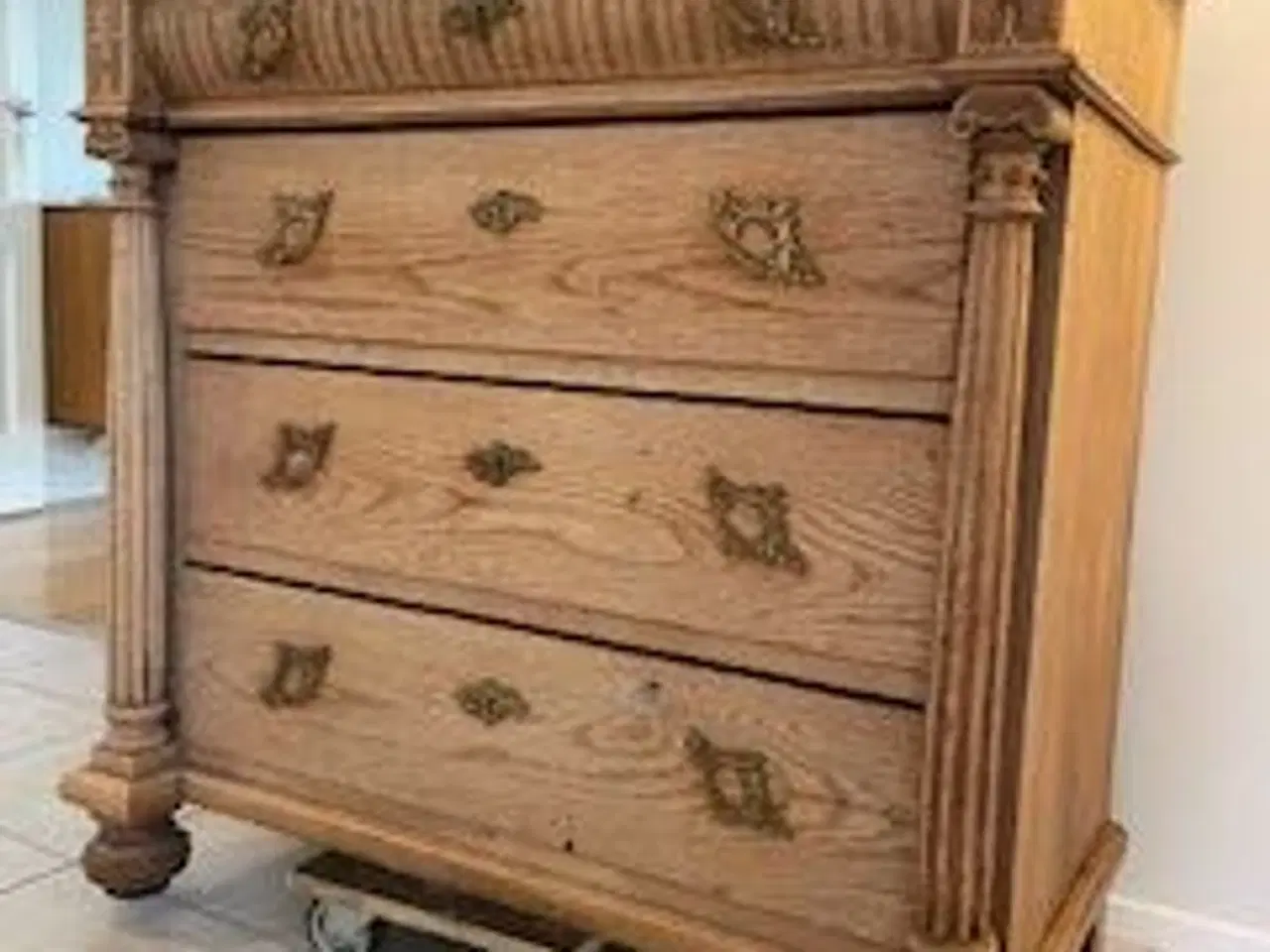 Billede 1 - Velholdt antik kommode i egetræ