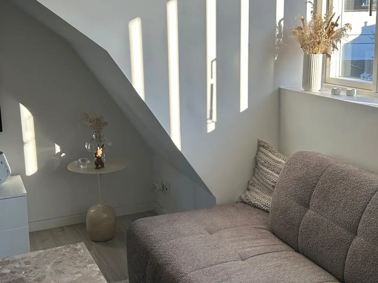 Billede 7 - Hjørnesofa i brun boucle stof