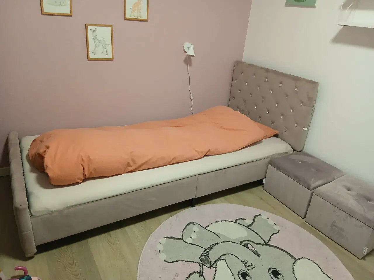 Billede 1 - Flot seng med 2 opbevarings puff