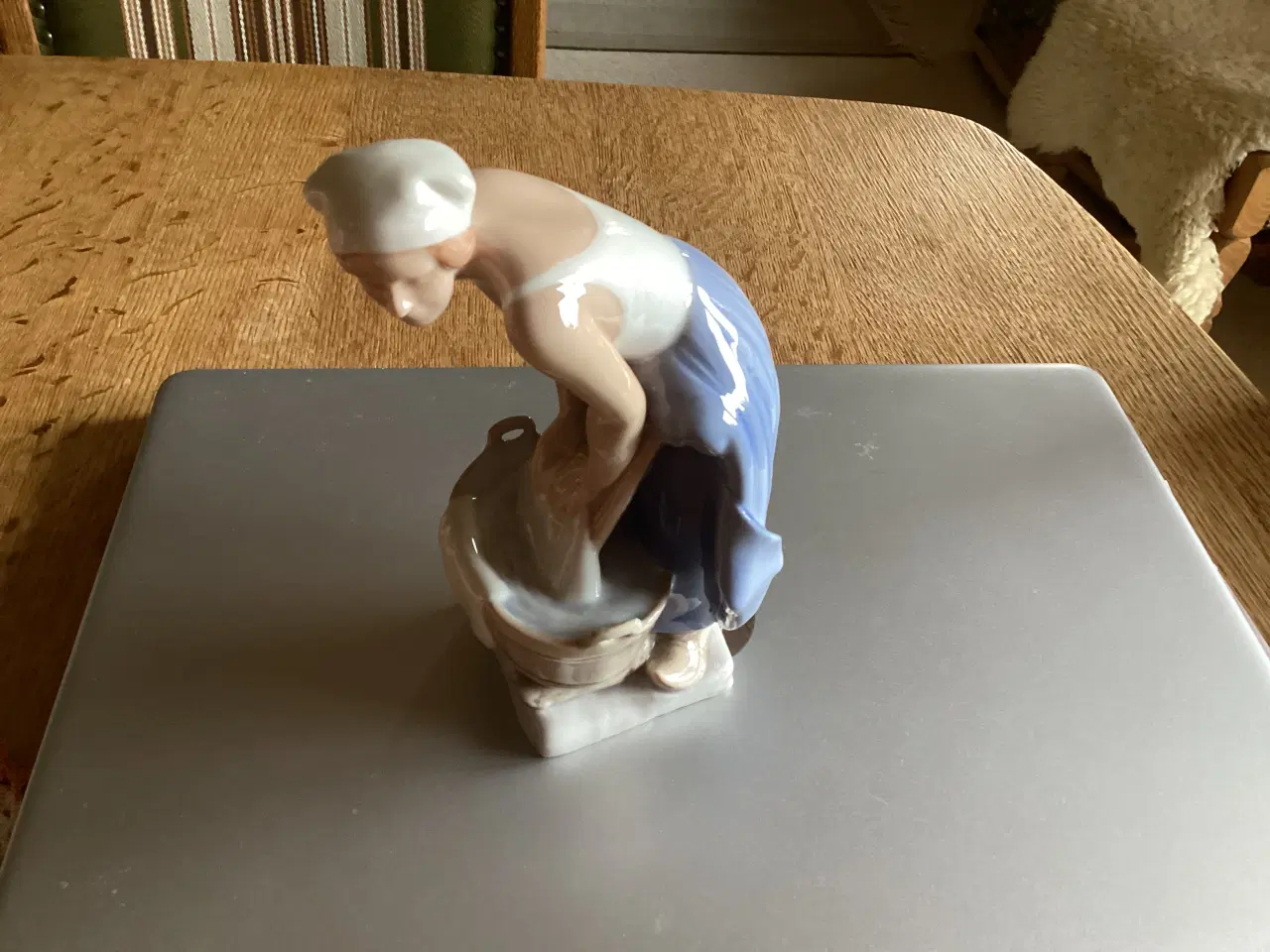 Billede 2 - BG dame med vaskebalje (Axel Locher) 