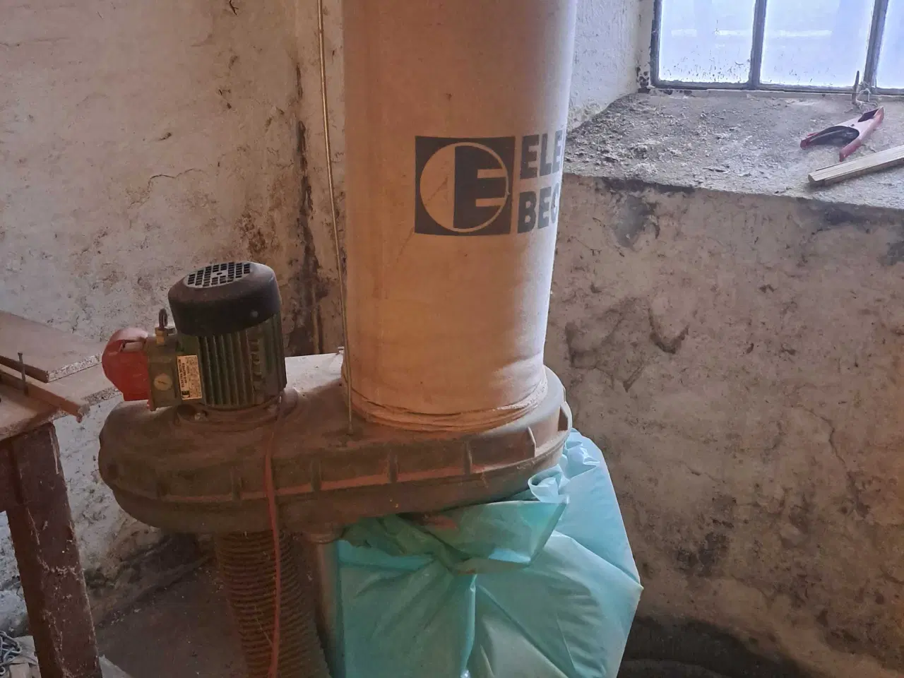 Billede 2 - Støvsuger og affaldsstativ