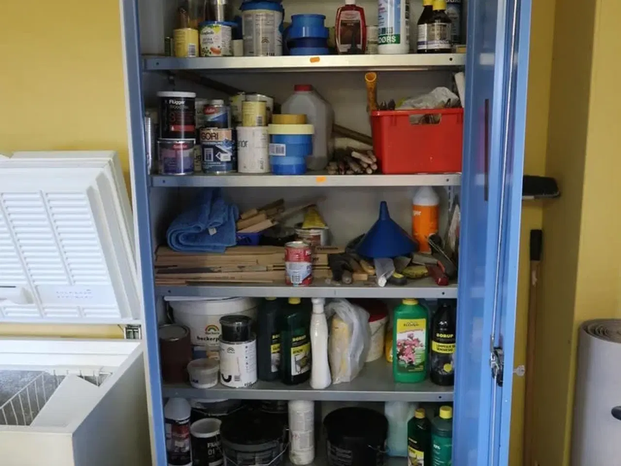 Billede 1 - Stålskab med div. Plejemidler, maling m.m.