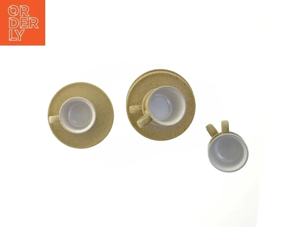 Billede 3 - Kaffesæt med kopper og undertallerkener (str. 5 kopper. ø. 8 cm. længde. 7 cm. 5 undertallerkener. ø. 15 cm)