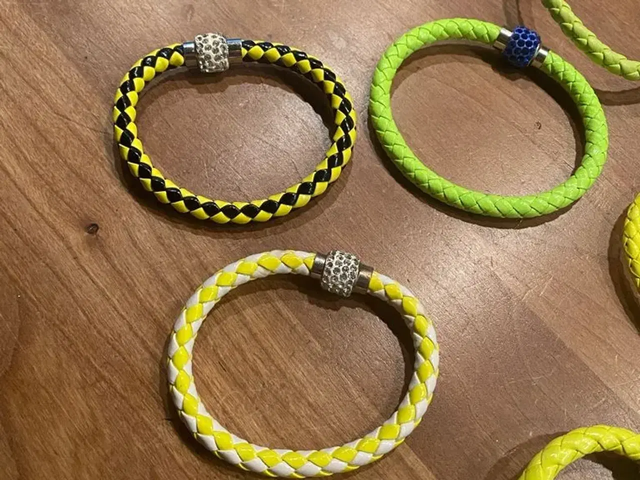 Billede 4 - Flotte gule  armbånd