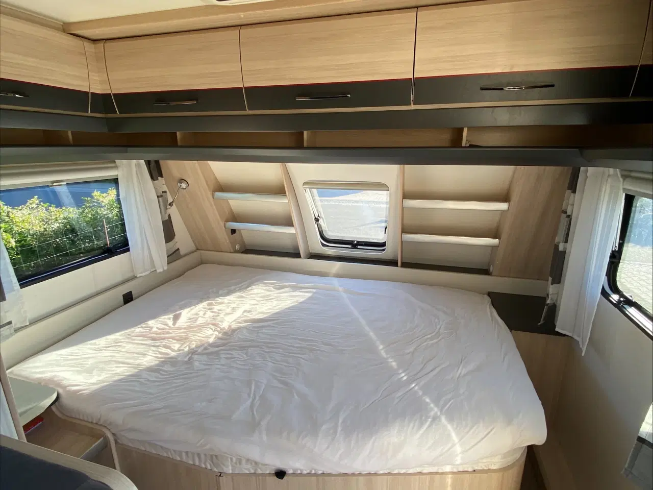 Billede 5 - Hobby De Luxe 545 KMF – velholdt familievogn