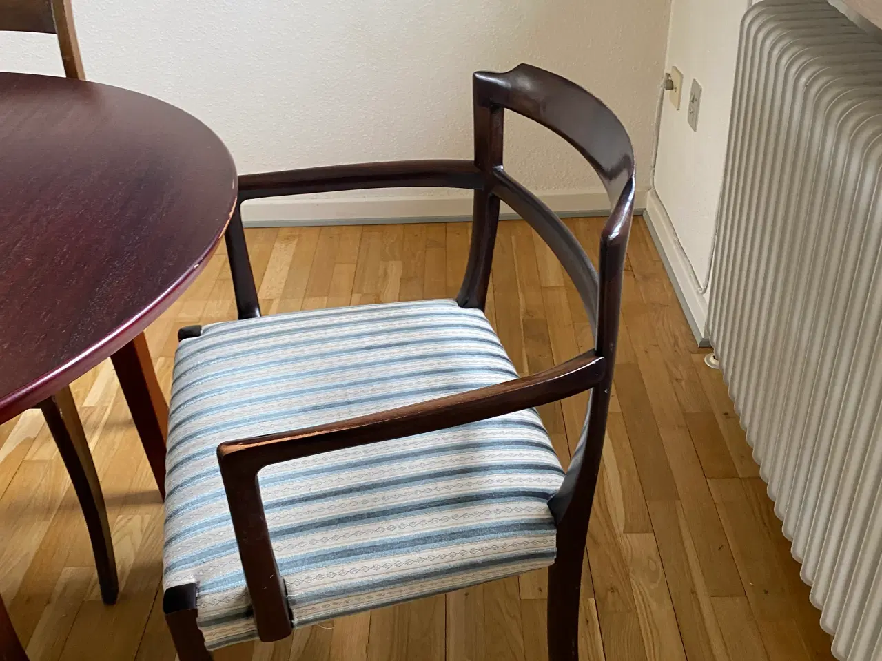 Billede 1 - Spisebord med 6 spisebordstole
