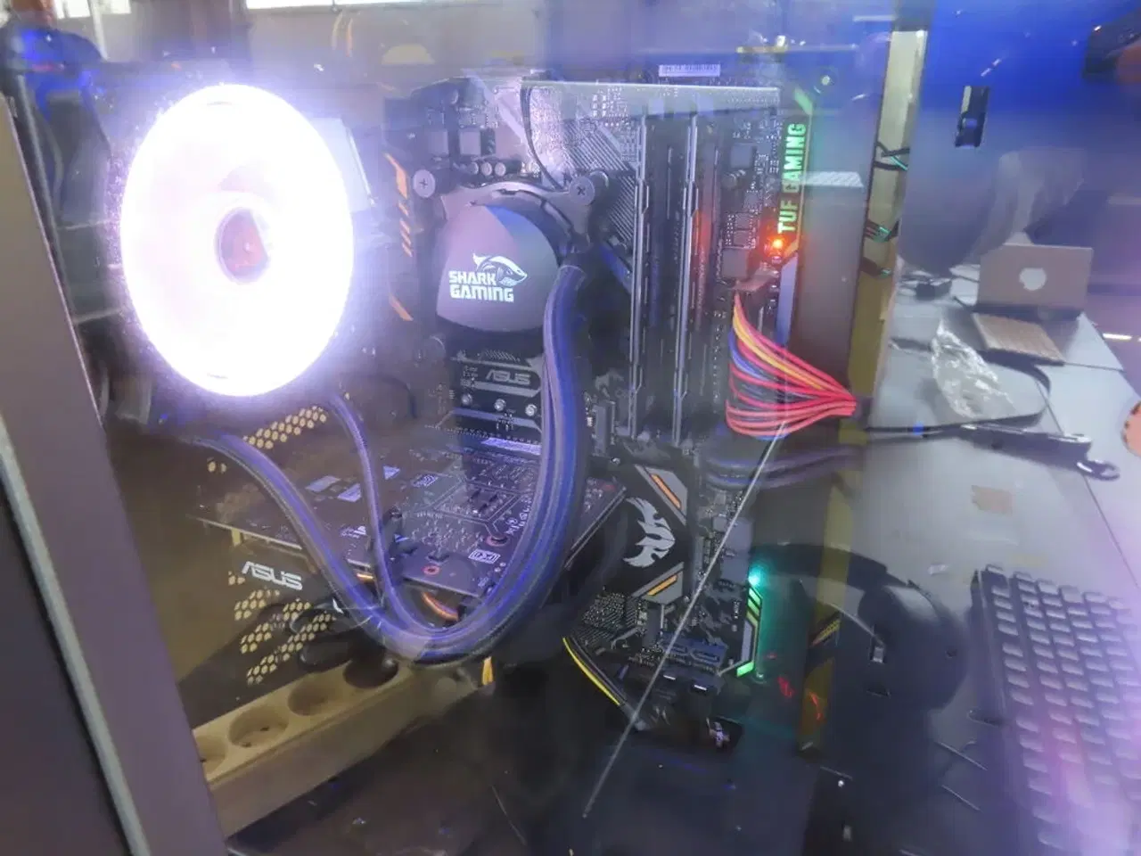 Billede 11 - Komplet Gaming PC med Skærm, Mus og tastetur (SHARK GAMING, BENQ, STEEL SERIES)