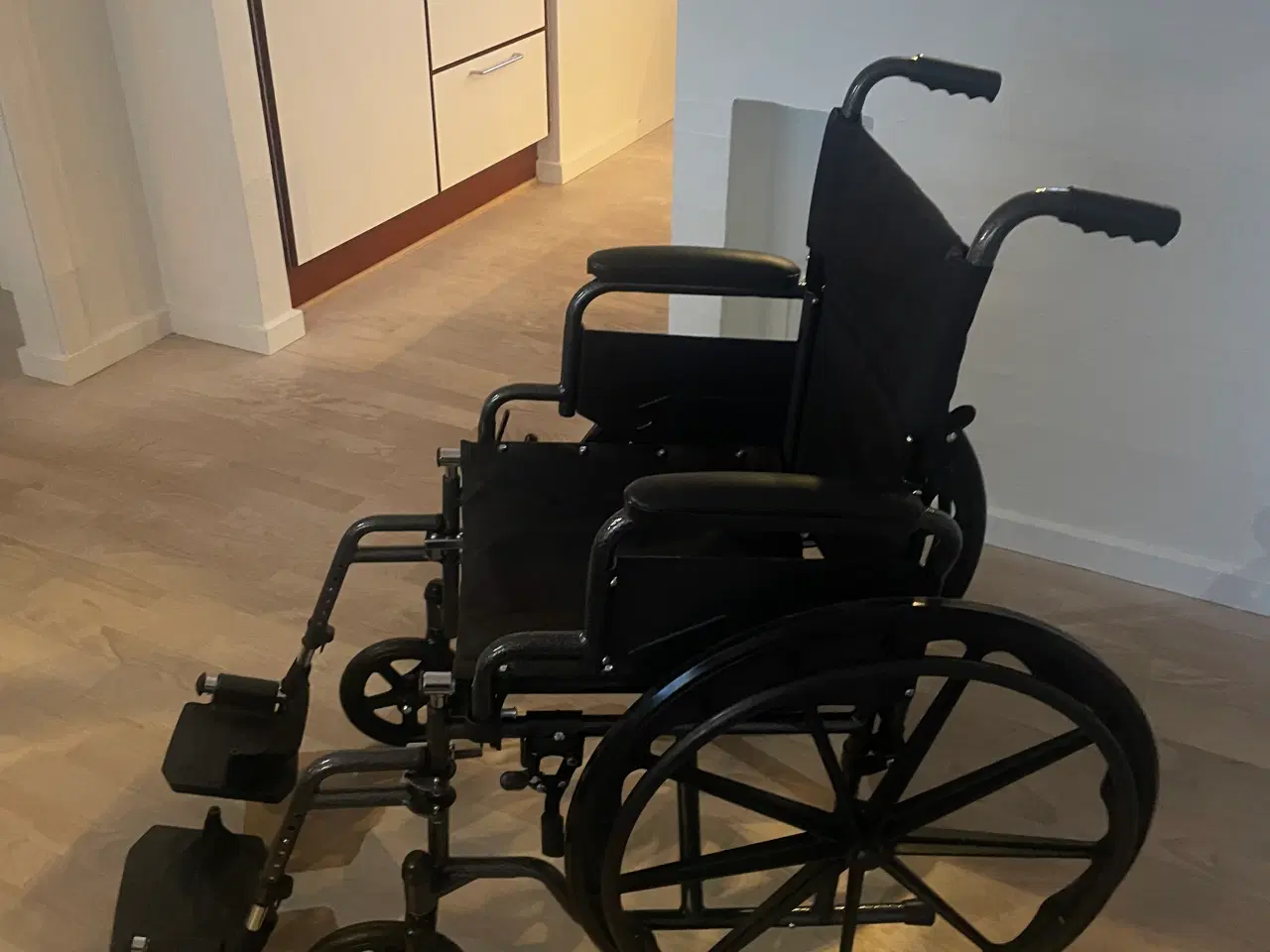 Billede 2 - Kørestol - som ny - sammenklappelig
