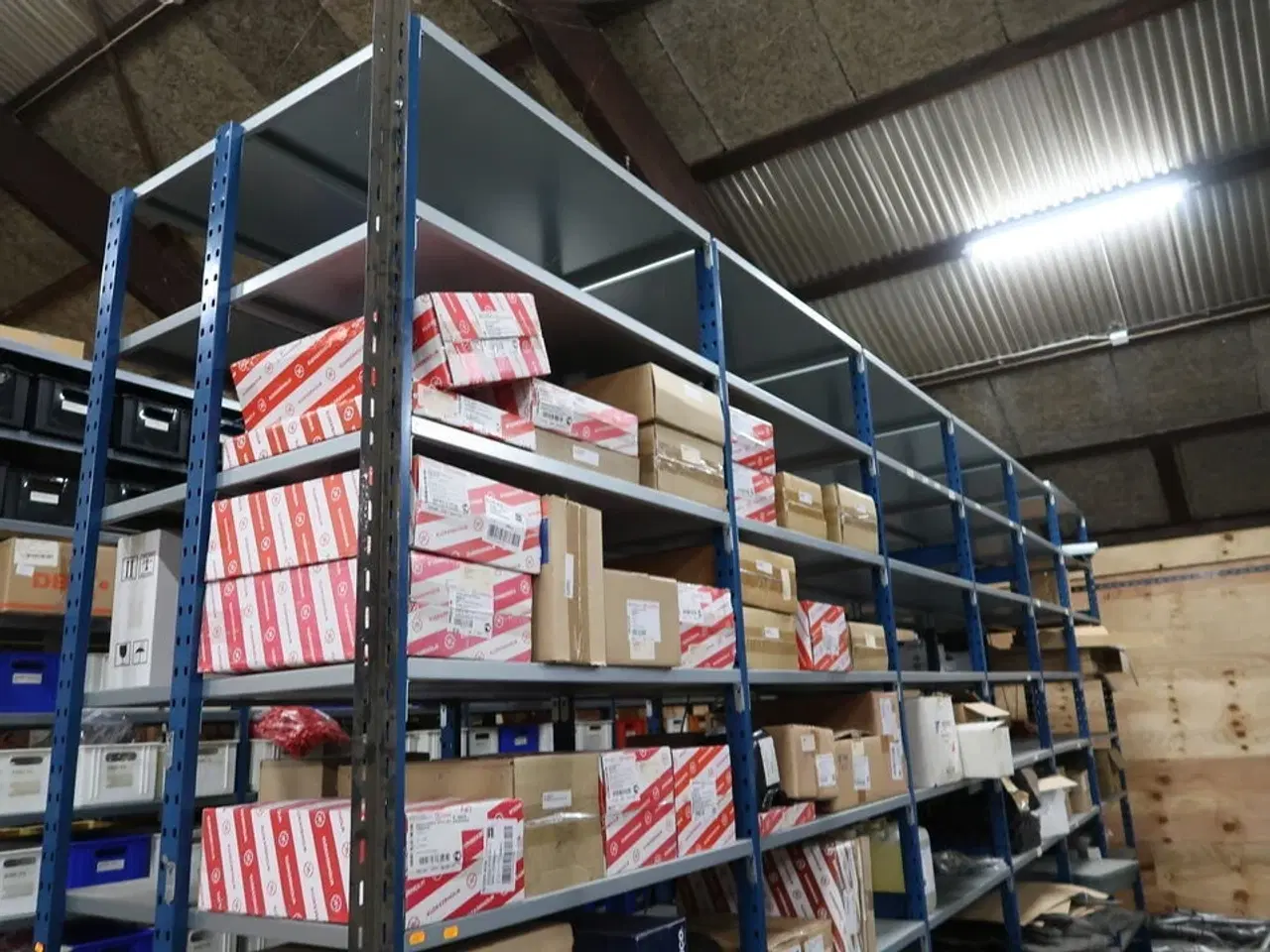 Billede 2 - 12 fag lagerreoler med indhold