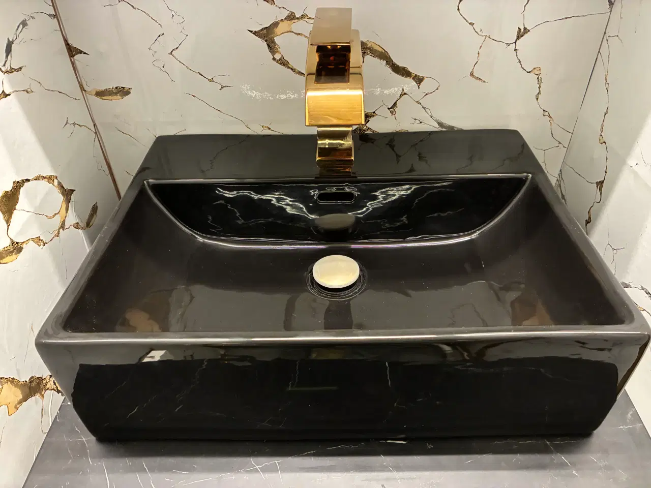 Billede 5 - Flot Sort håndvask med guld armatur