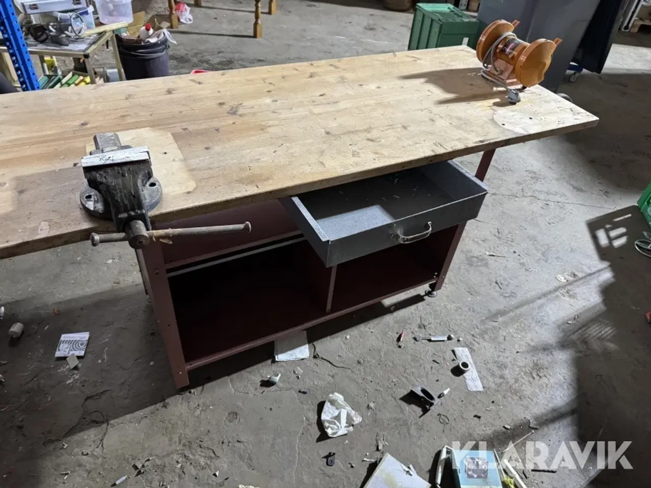 Billede 10 - Arbejdsbord med bænksliber og skruestik