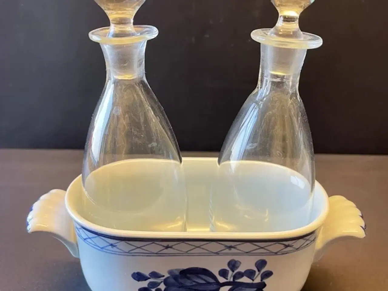 Billede 1 - Olie - Eddike  -1804 Aluminia  15x6 cm. - med to perfekte Flakoner med propper - Alt i flot stand.