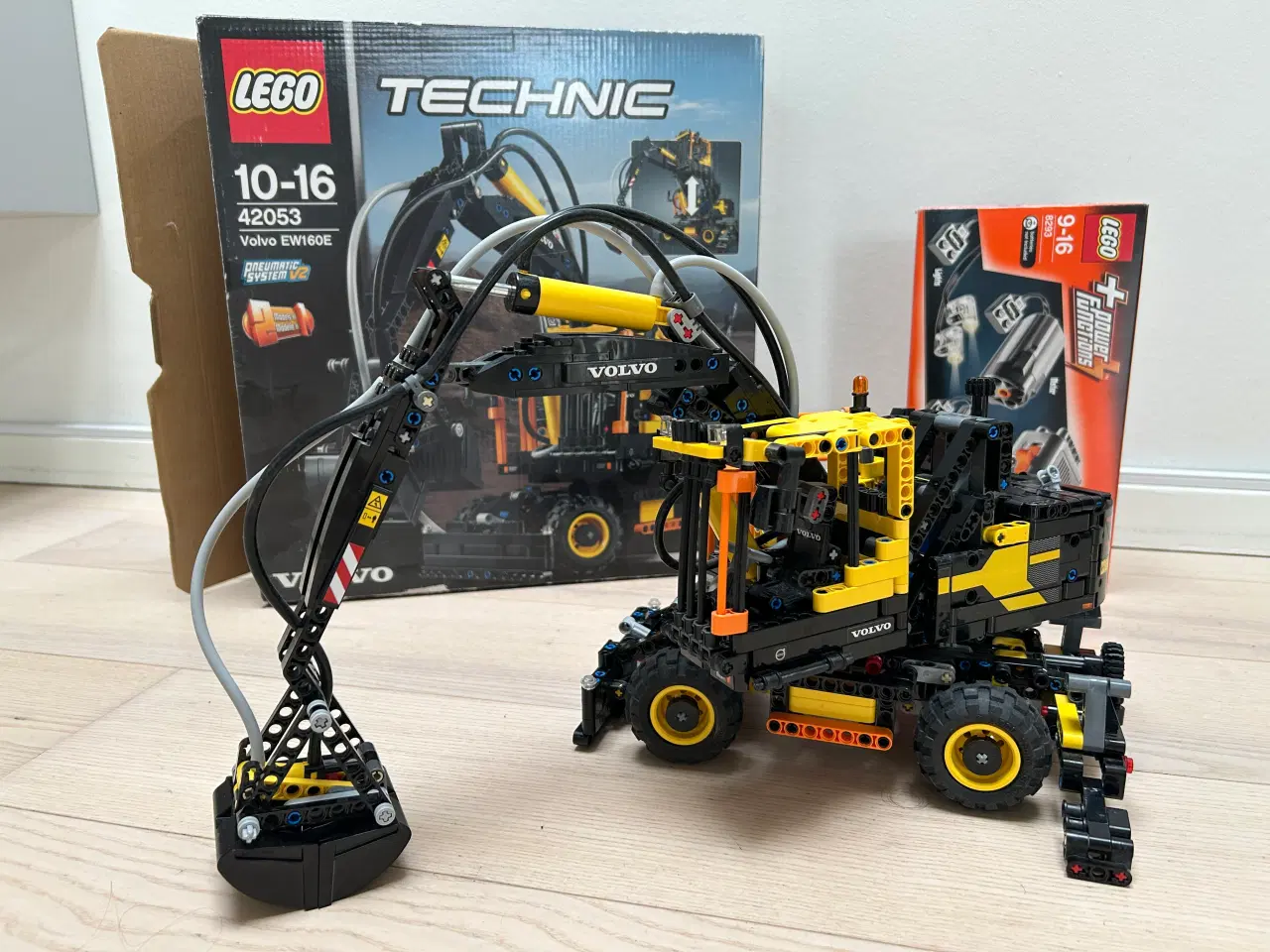 Billede 1 - LEGO Technic 42053 - Volvo EW160E incl Motor 8293