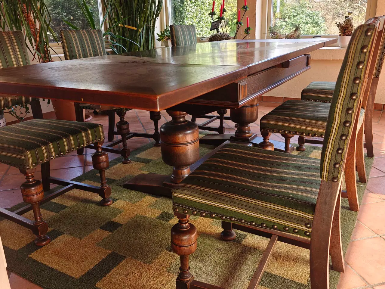 Billede 3 - Massiv egetræsbord med 6 stole